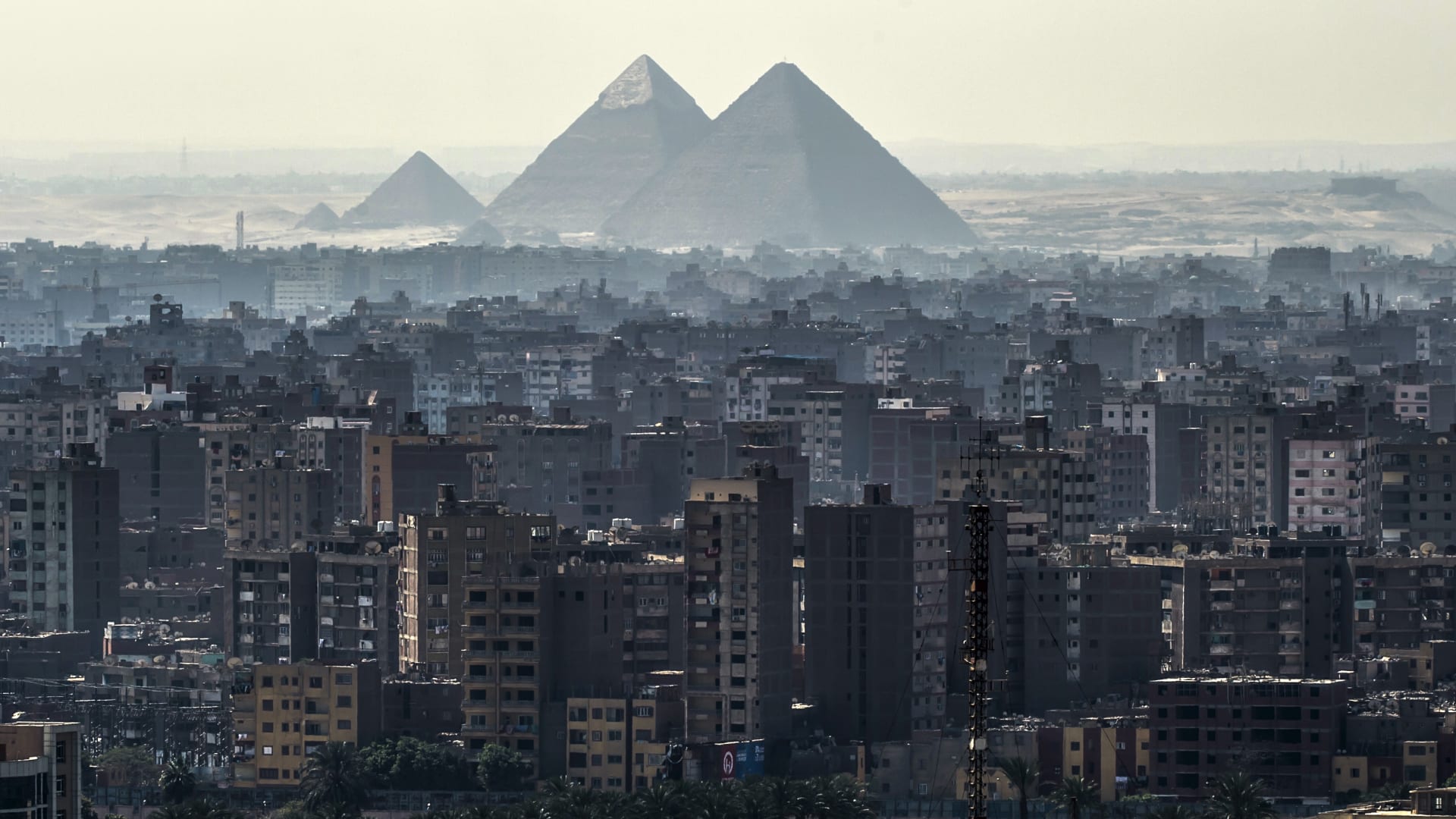 مصر.. سجال علاء مبارك ونشأت الديهي يشعل ضجة وساويرس وإعلامي إسرائيلي يدخلان على الخط