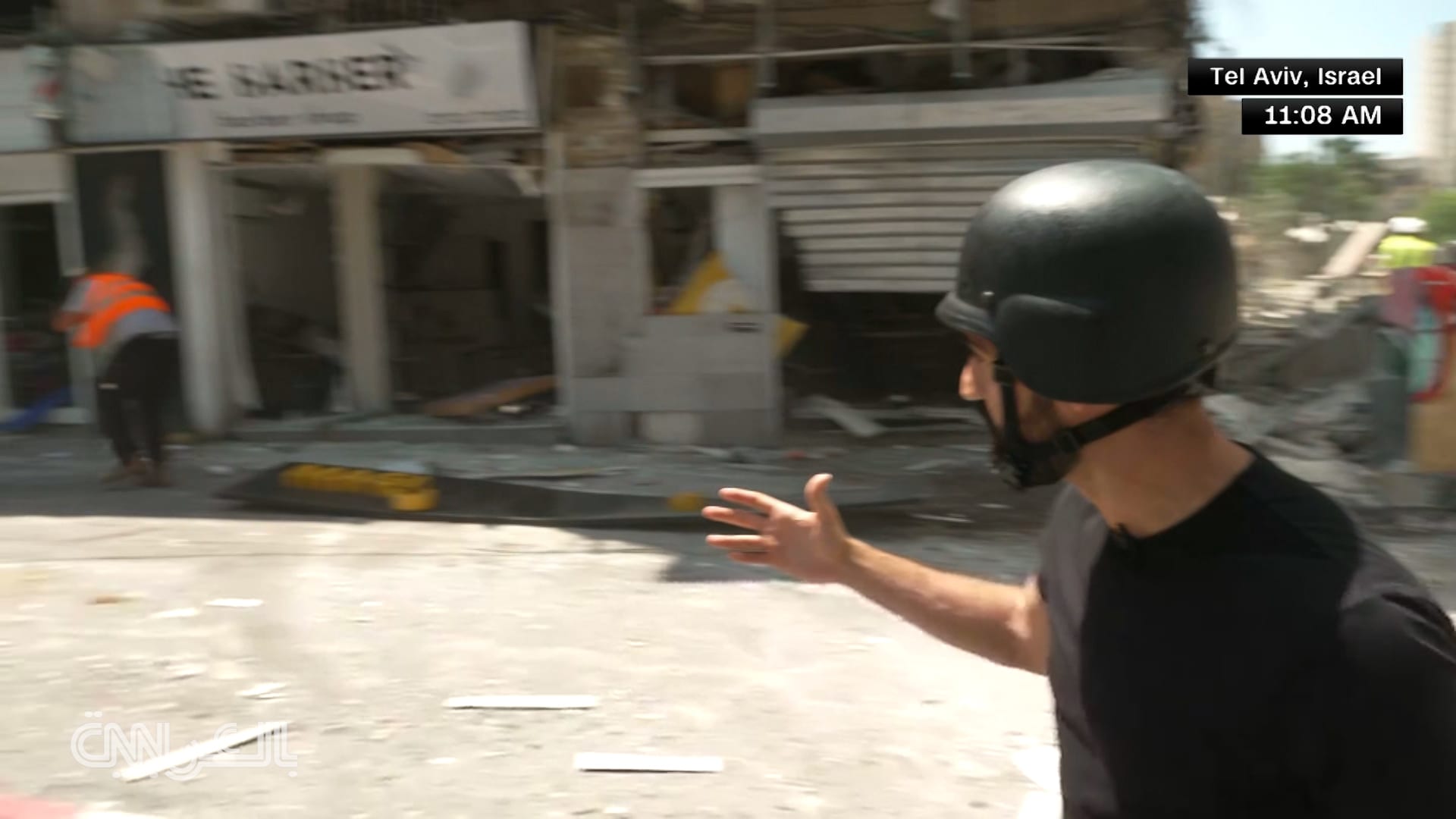 أثناء استعراض مراسل CNN لأضرار هجوم إيراني على الهواء.. سقوط لافتة معدنية على رجل