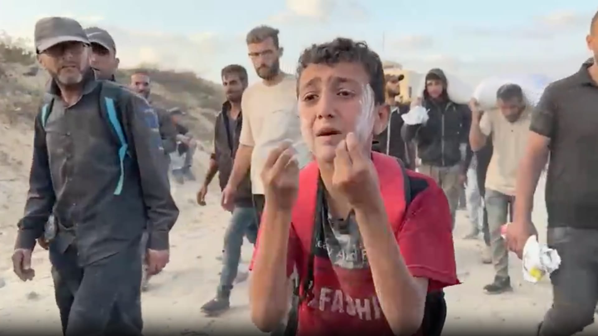 تناول حفنة من التراب باكيًا.. شاهد ما فعله طفل فلسطيني أمام مصور CNN في غزة