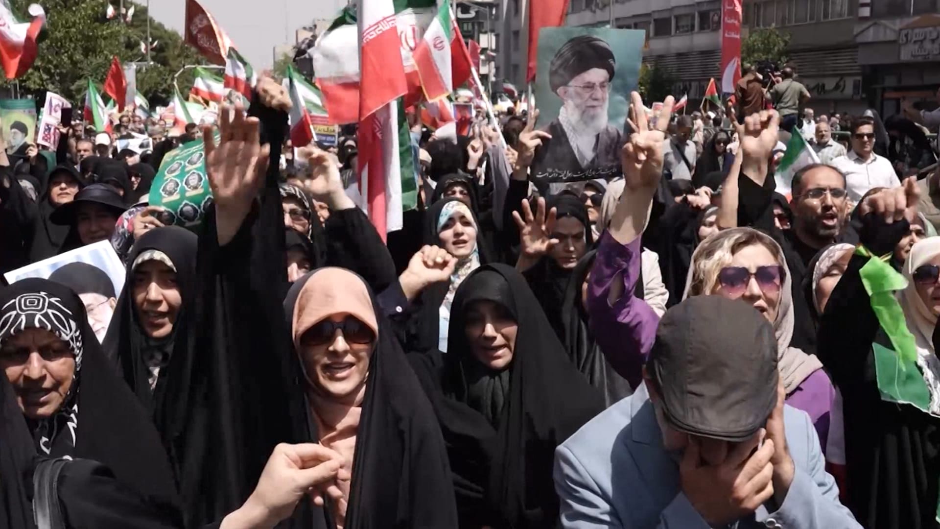 "الموت أحلى من العسل".. متظاهرة إيرانية في طهران توجه رسالة إلى ترامب