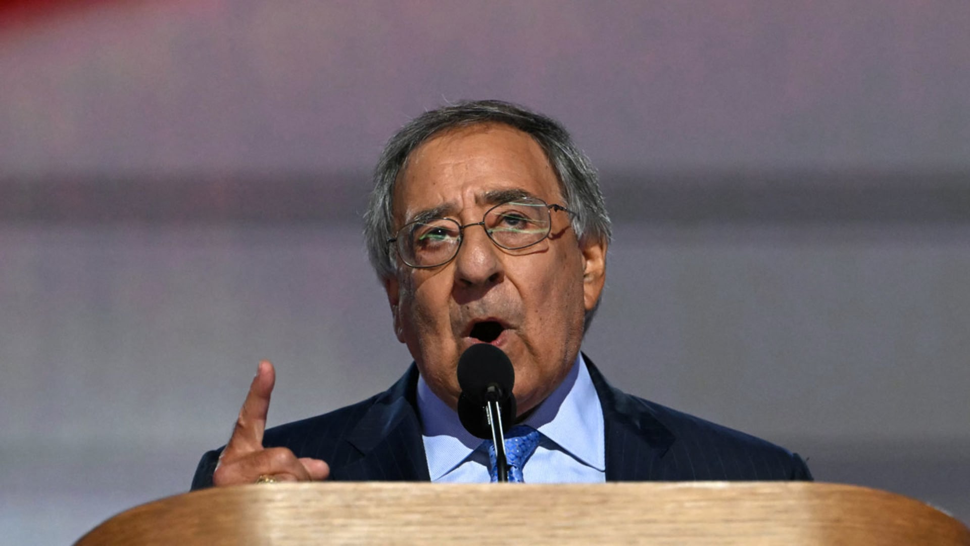 "سنتورط".. رئيس CIA الأسبق يبيّن لـCNN ما سيحصل إذا ضربت أمريكا إيران