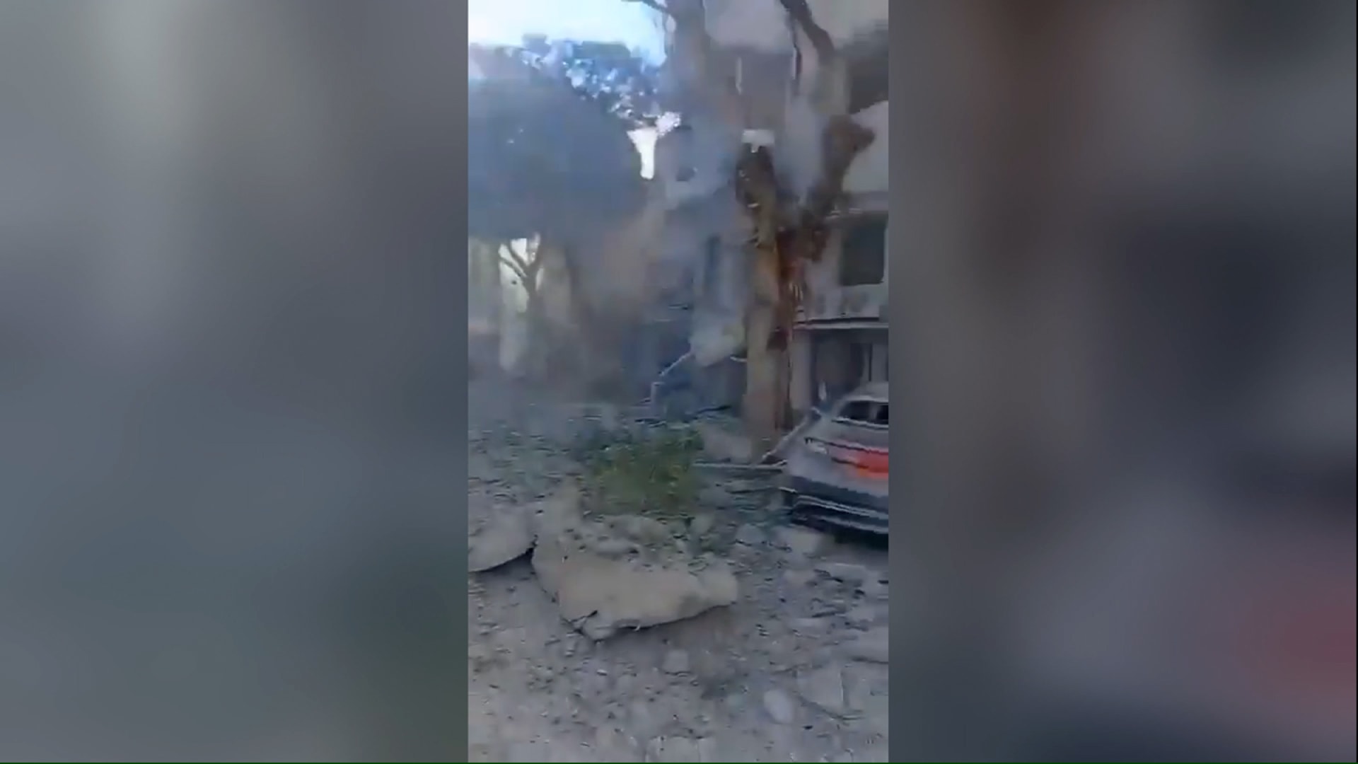 شاهد.. دمار "واسع النطاق" وسط إسرائيل بأول موجة صاروخية إيرانية بعد الضربة الأمريكية