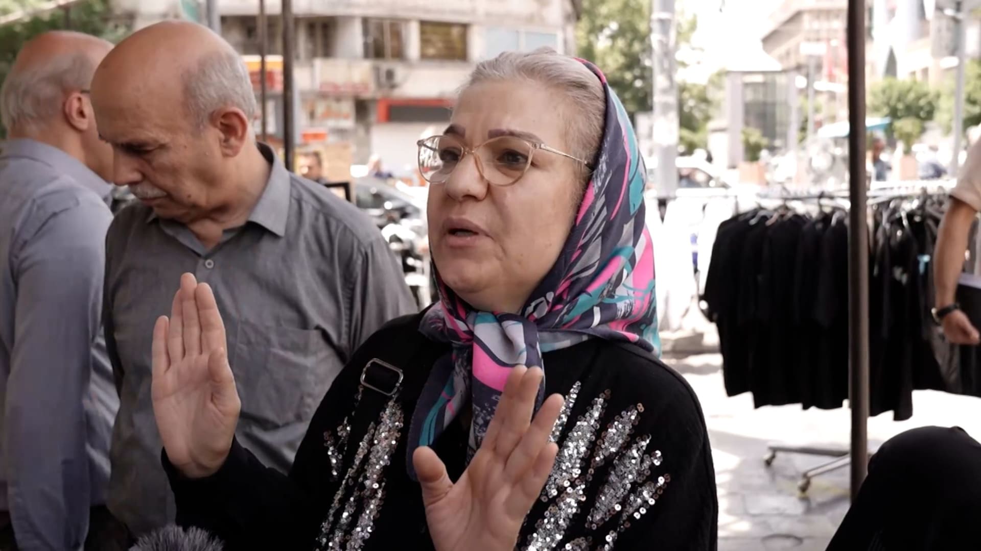 "لا يوجد من هو أقذر من ترامب".. إيرانيون في طهران يردون على الضربات الأمريكية