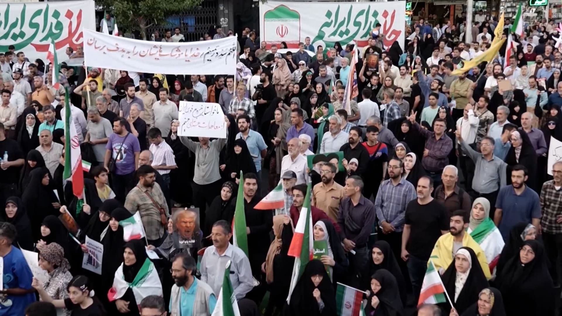 غضب شعبي عارم في إيران بعد الضربات الأمريكية.. وهذا ما هتف به المتظاهرون في طهران