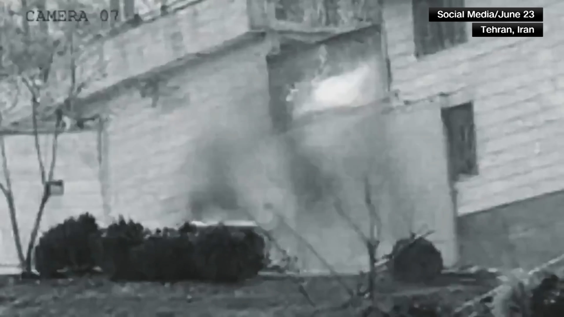 مركز يٌحتجز فيه نشطاء وصحفيون.. فيديو متداول يظهر لحظة قصف إسرائيل لسجن إيفين في إيران