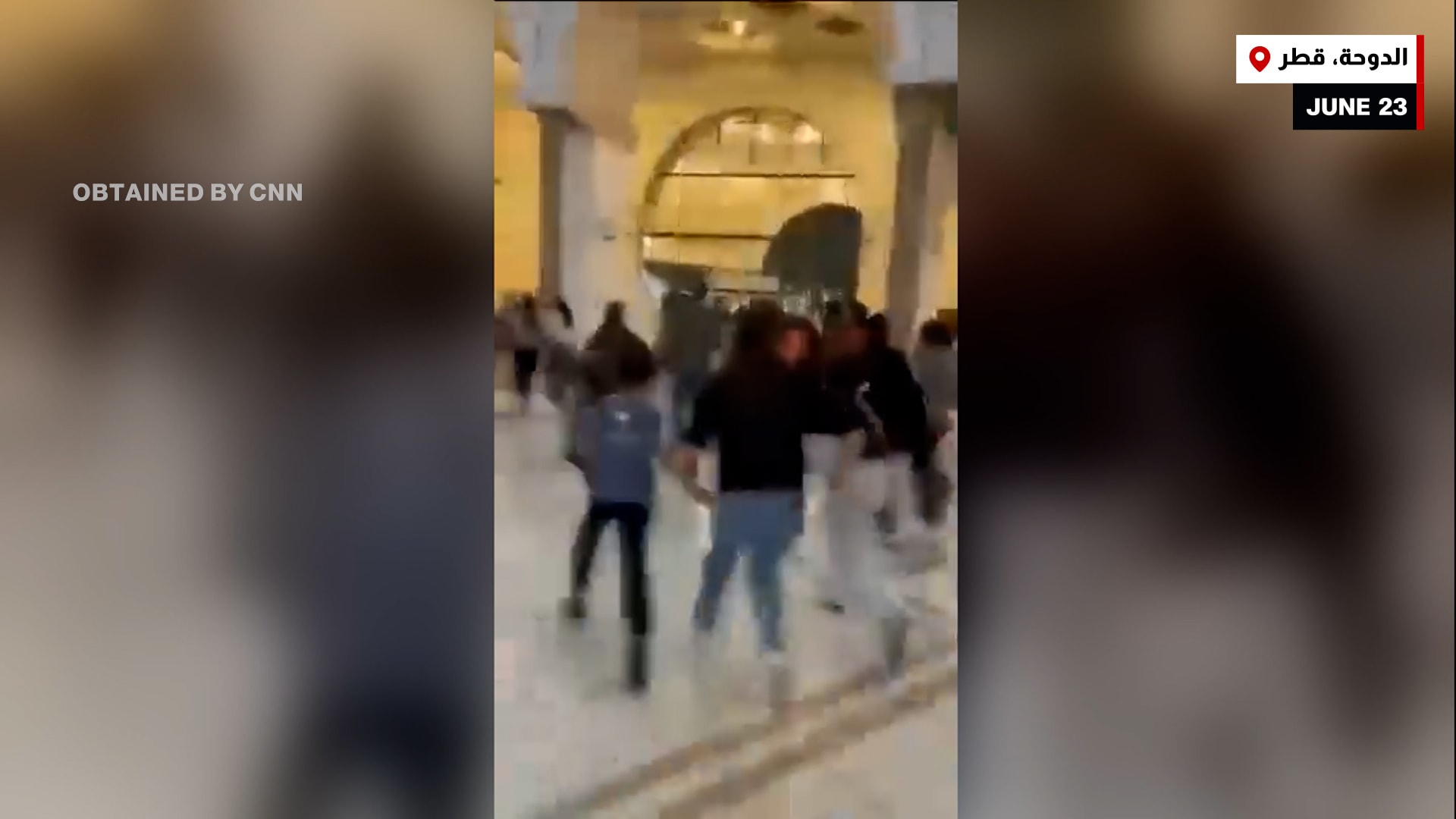 شاهد.. فوضى وذعر بمركز تجاري بالدوحة عقب هجوم إيران الصاروخي