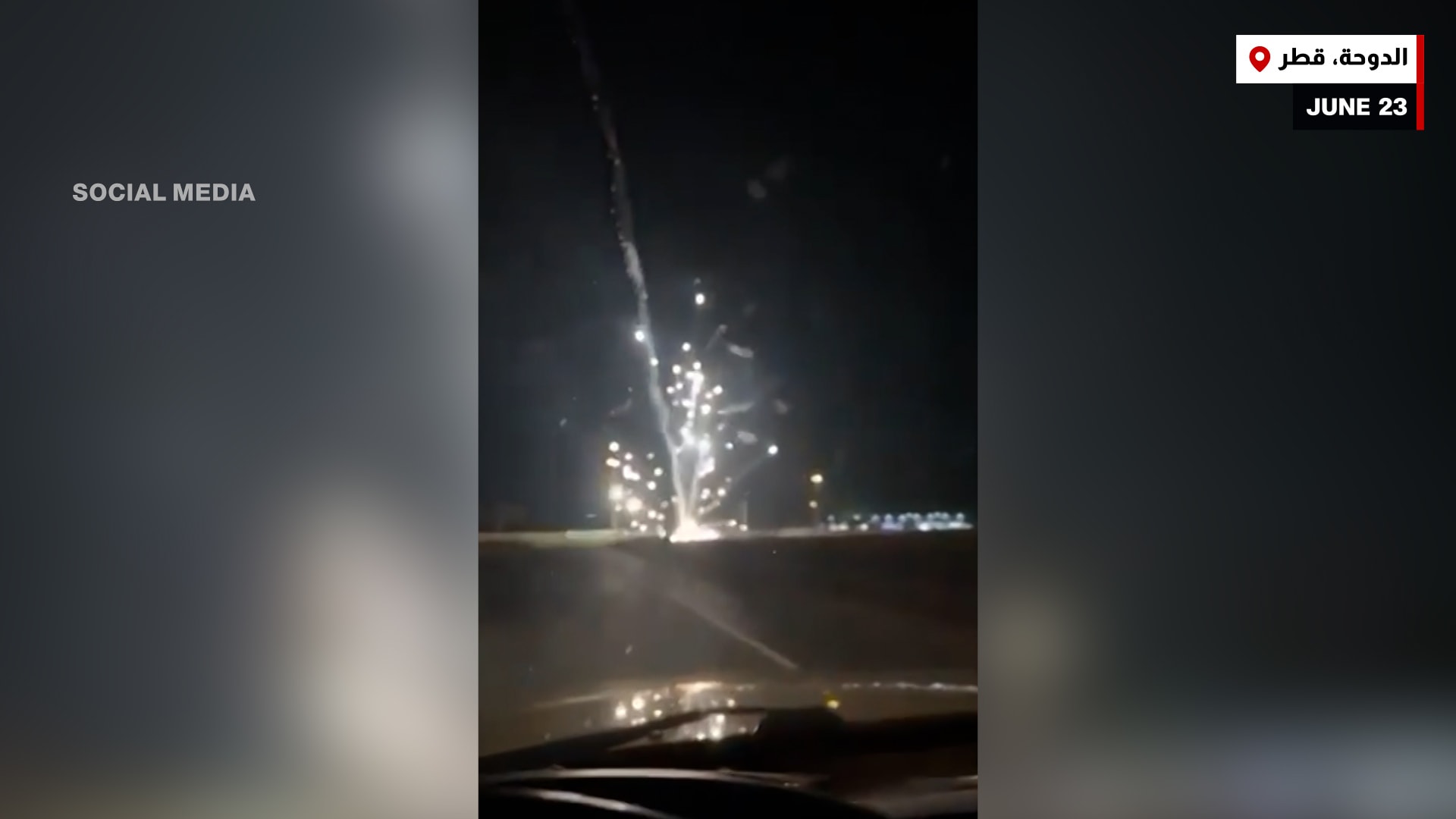 كاميرا ترصد لحظة سقوط حطام صاروخ مشتعل في قطر