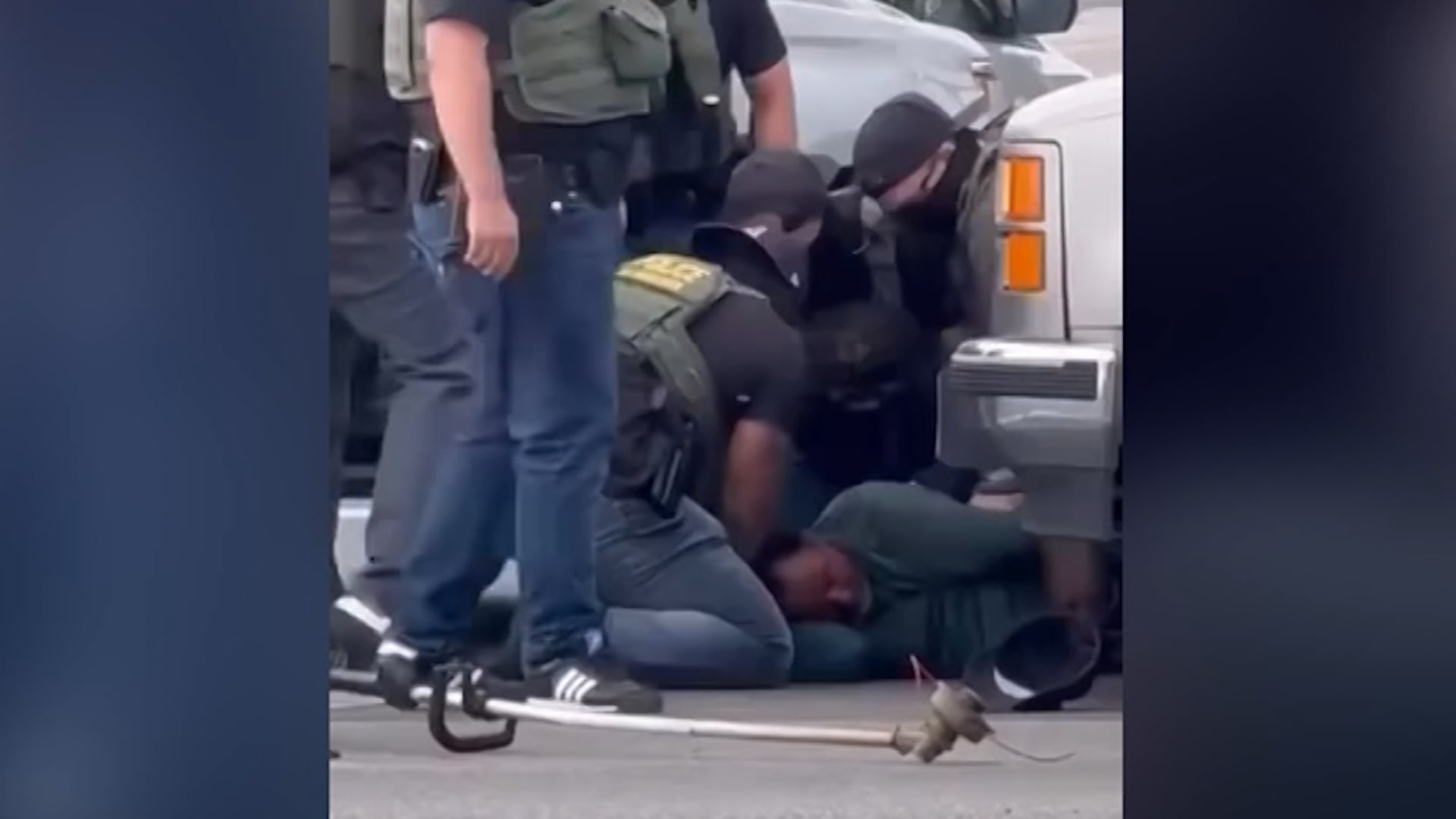 لكموه بعنف واعتقلوه.. شاهد ما حدث لوالد 3 من جنود مشاة البحرية على يد عناصر الهجرة والجمارك بأمريكا