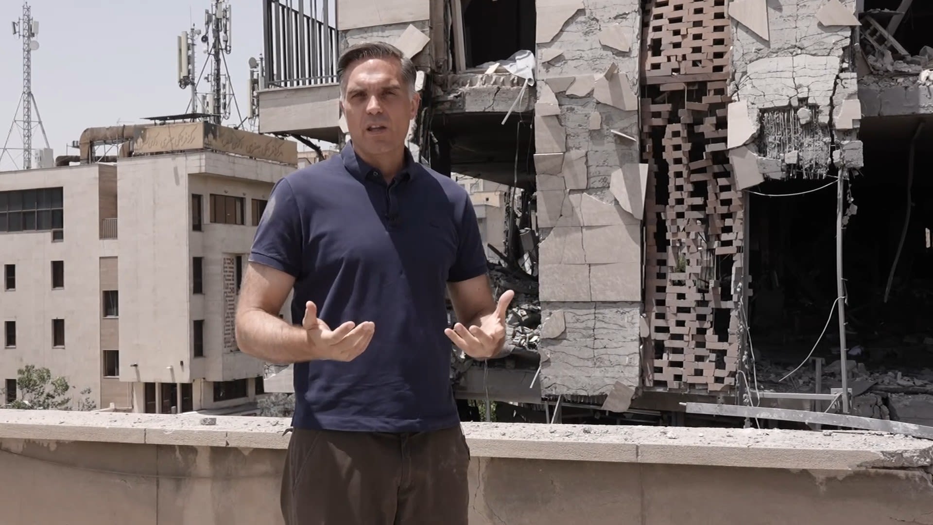 شاهد ما رصدته كاميرا CNN داخل مبنى في إيران استهدفته غارة إسرائيلية