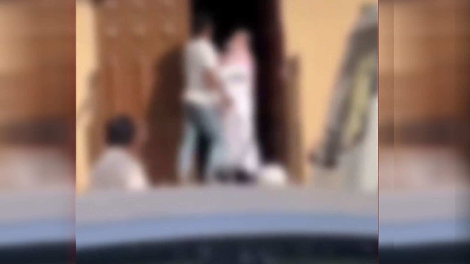 السعودية.. فيديو ضرب ورفع سكين على رجل مُسن أمام باب مسجد يشعل ضجة والأمن يرد