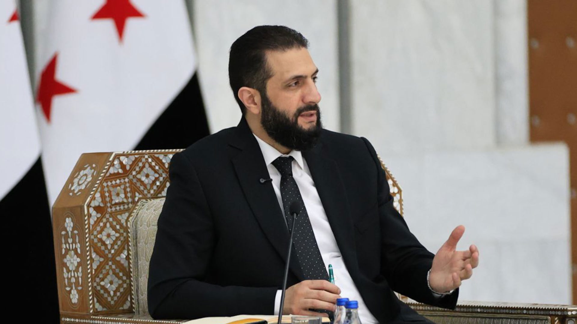 سوريا.. أحمد الشرع يثير تفاعلا بما قاله عن "أبناء منطقة الرئيس"
