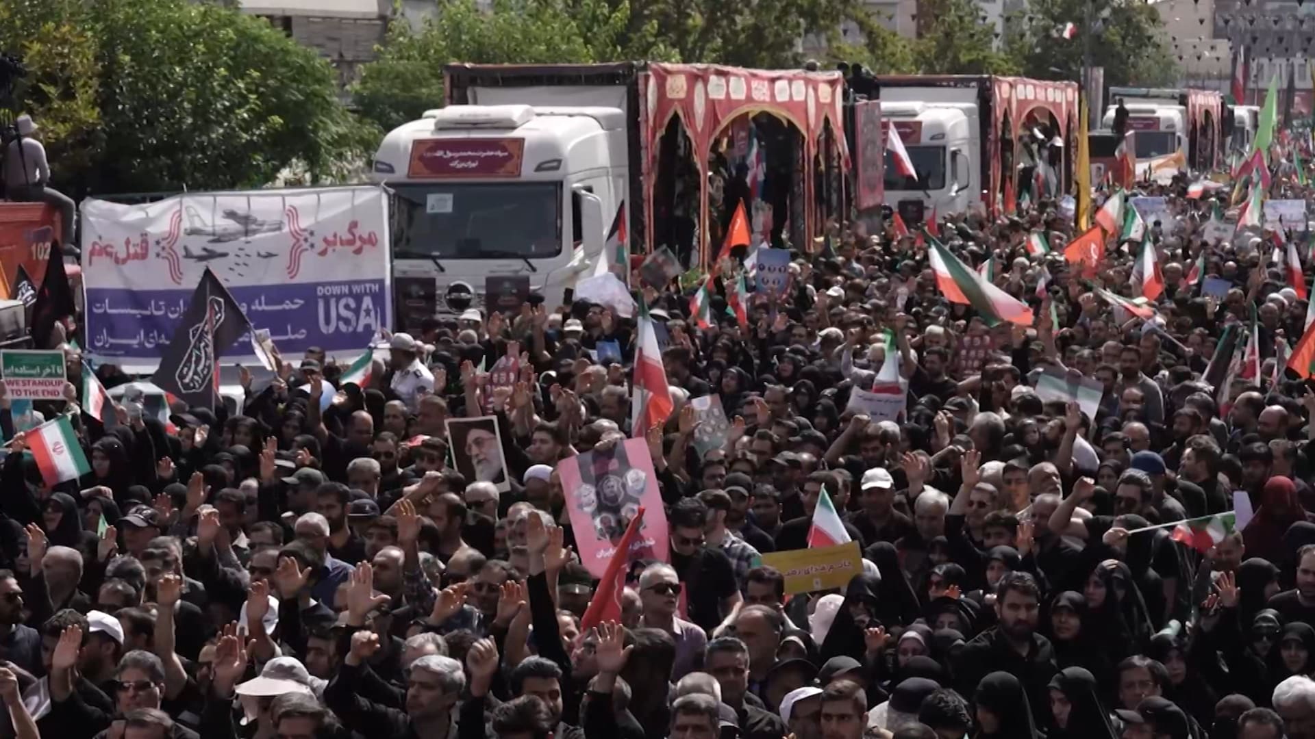 إيران تُشيع قتلى الحرب مع إسرائيل بموكب جنائزي ضخم في قلب طهران