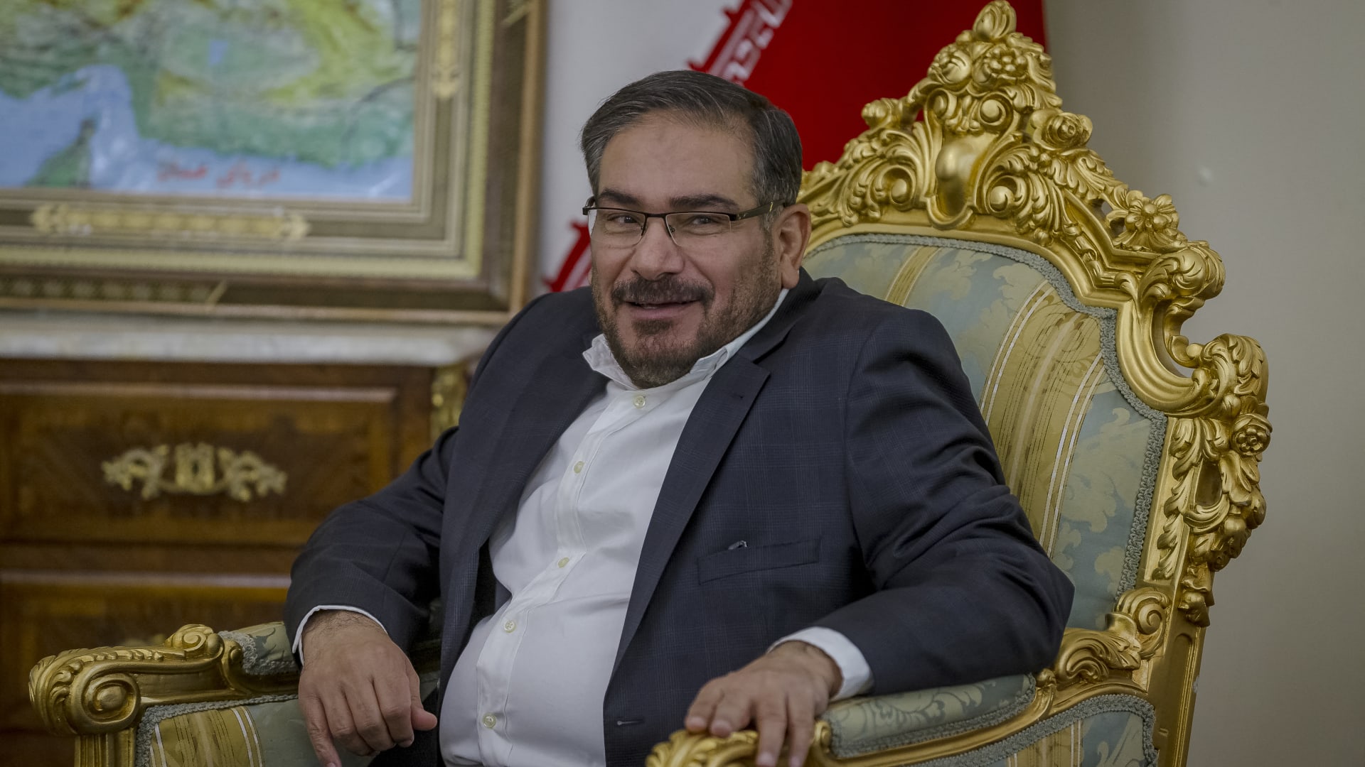 "صليت وسط الأنقاض".. علي شمخاني مستشار مرشد إيران يكشف ما حدث عندما استهدافته غارة إسرائيلية