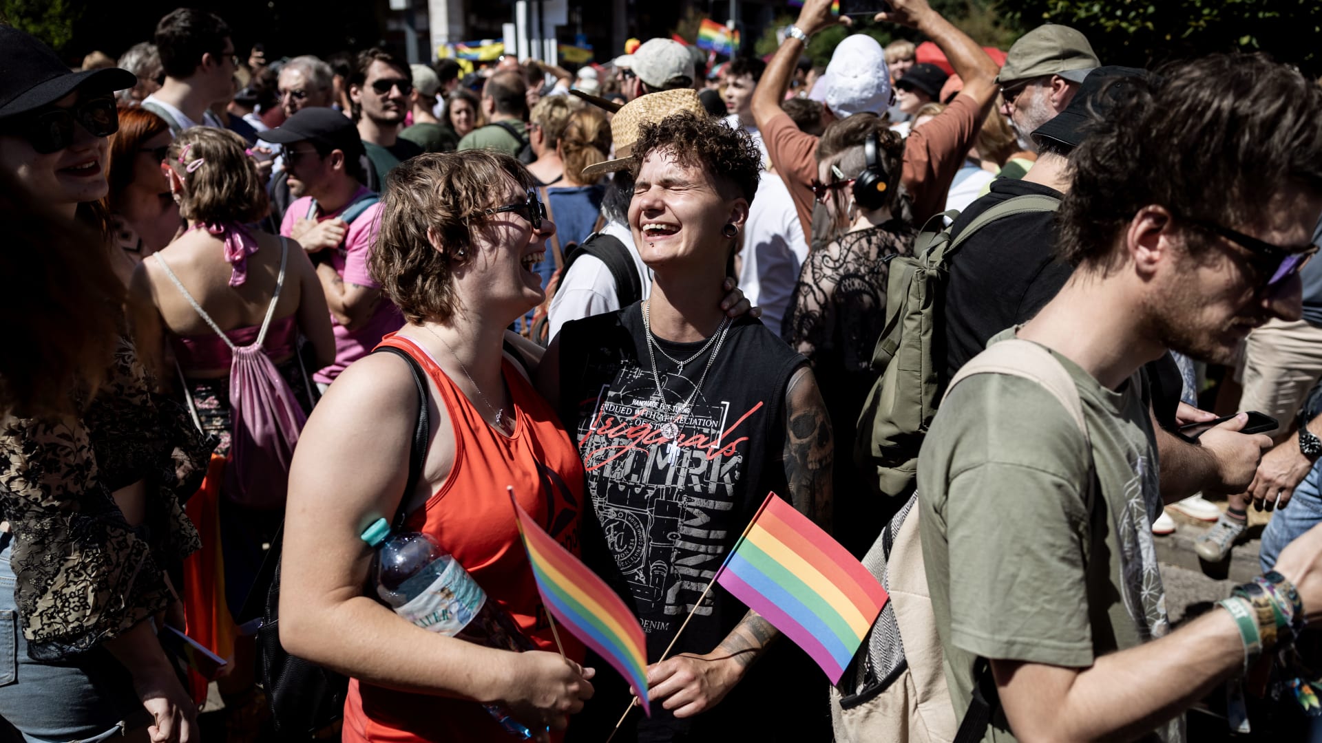 بالصور.. مسيرة "+LGBTQ" في تحد لحظر السلطات في المجر