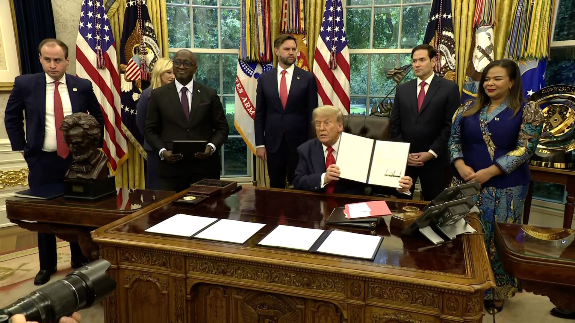 مليارديرات وميليشيات وحقوق تعدين.. من قلب صفقة ترامب الجديدة للسلام التي لم تحظ بالاهتمام الكافي