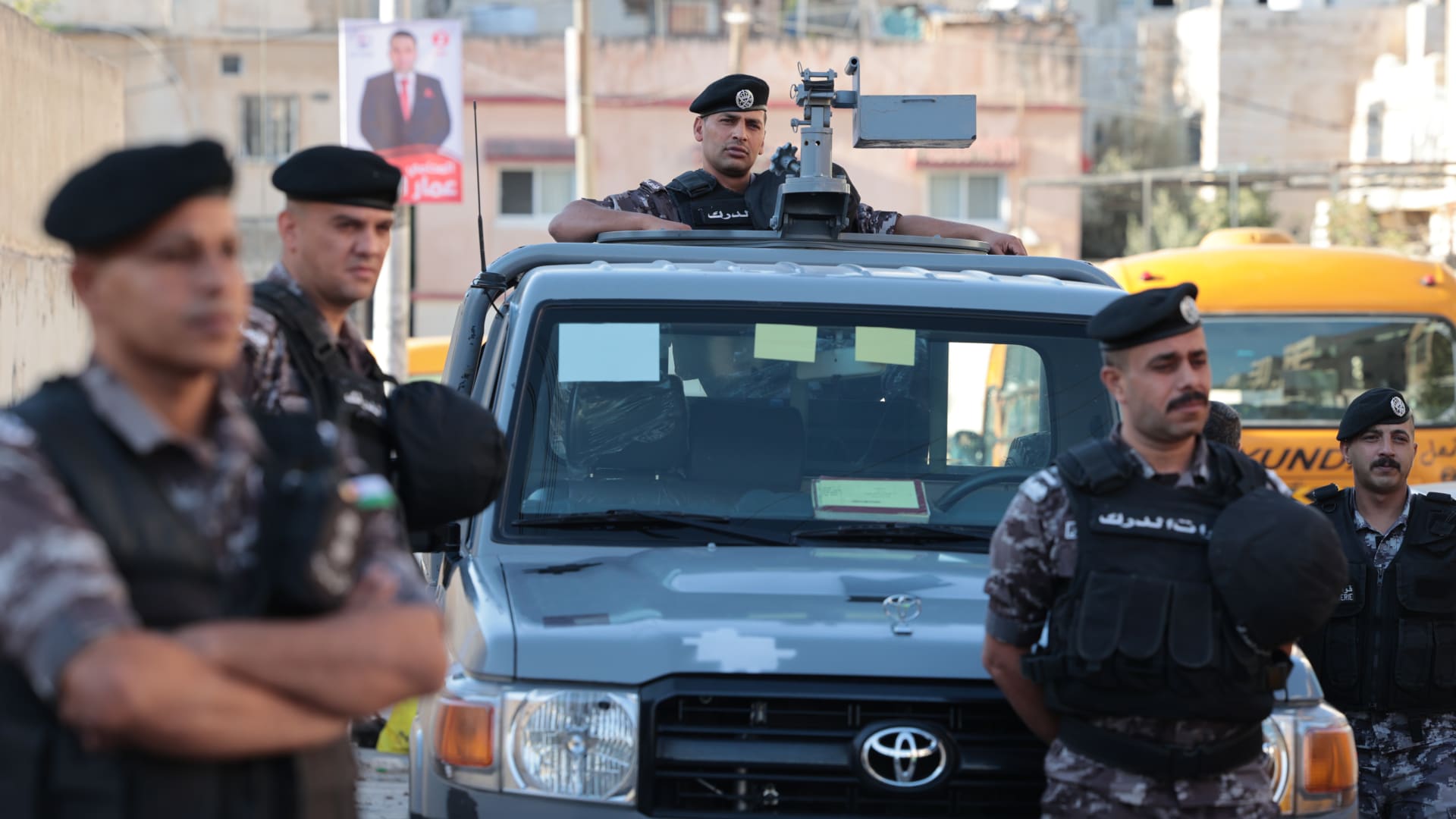 الأردن: إحالة 25 متهما إلى القضاء في حادثة "التسمم الكحولي"