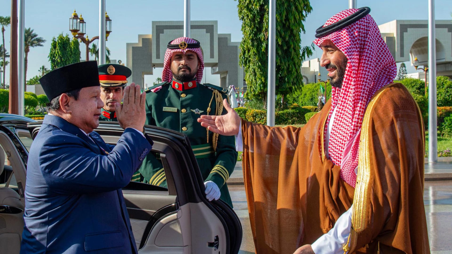 أسلوب استقبال محمد بن سلمان للرئيس الاندونيسي ولقطة مع وزير الدفاع يثير تفاعلا