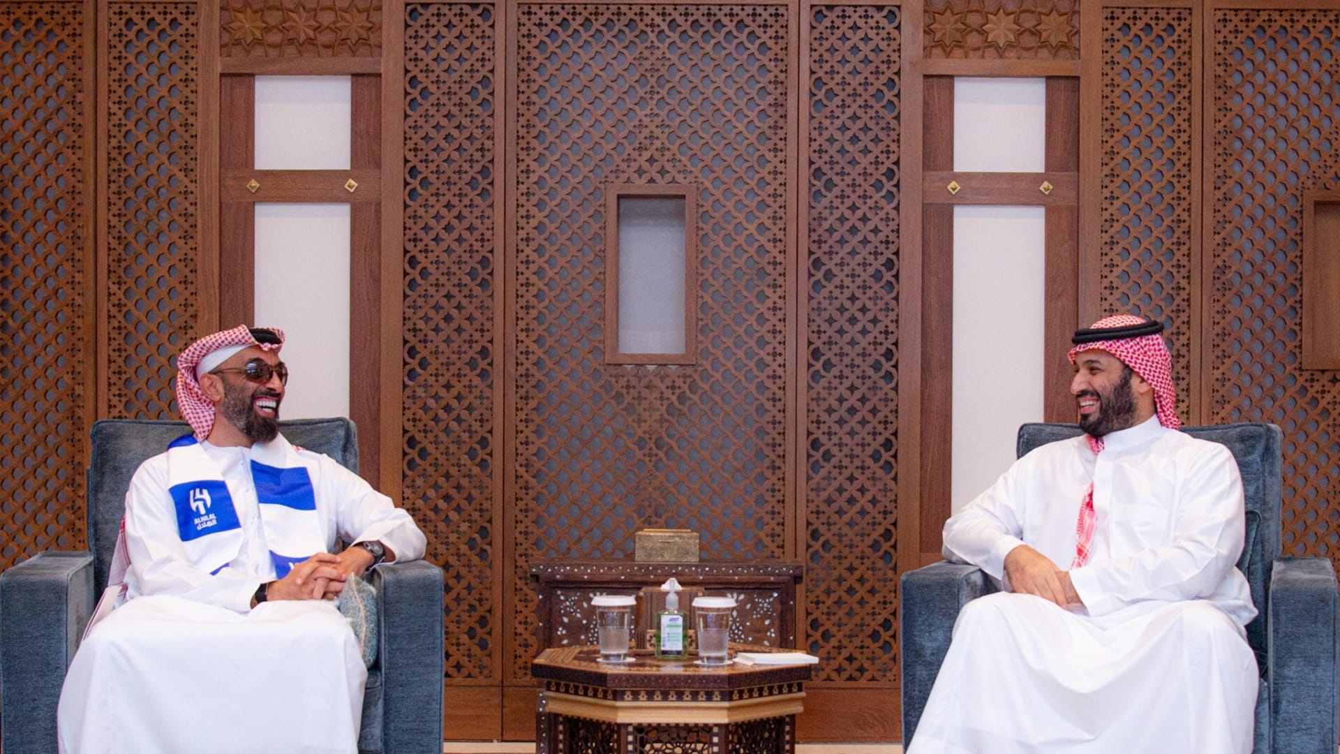 "الأزرق لايق عليك".. تفاعل على ظهور "وشاح الهلال" بلقاء محمد بن سلمان وطحنون بن زايد في السعودية