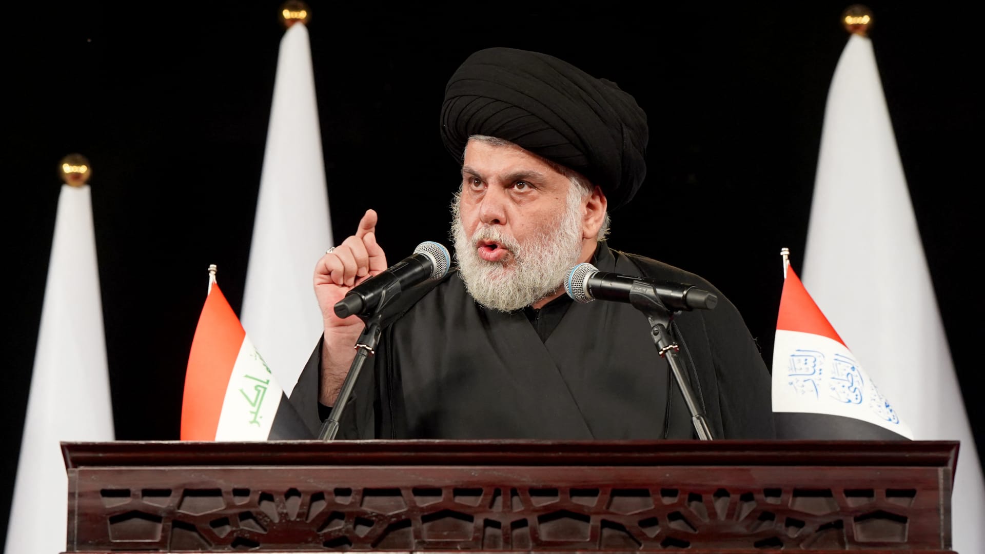 طالب بتسليم السلاح وحل الميليشيات.. مقتدى الصدر يدعو لمقاطعة الانتخابات البرلمانية بالعراق