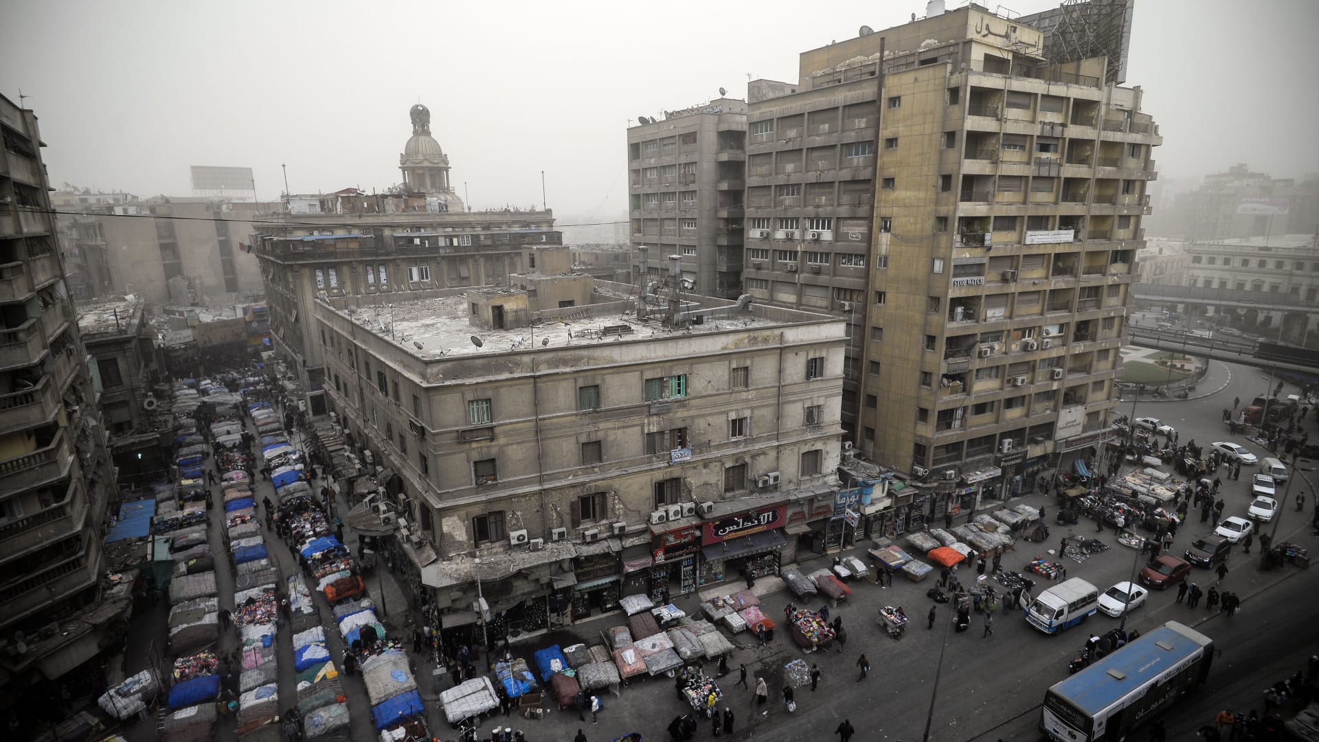 مصر.. تعرض فيلا وزير للسرقة والأهالي يضبطون أحد المتهمين