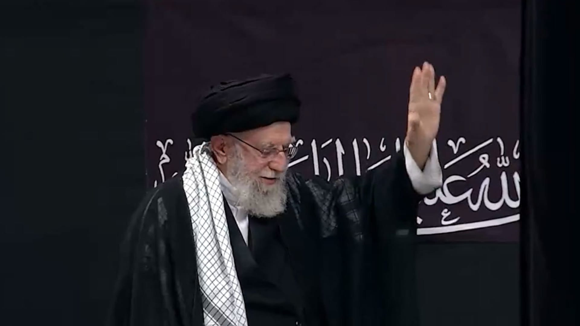 إيران.. فيديو أول ظهور عام لخامنئي في عاشوراء يثير تفاعلا وجواد ظريف يعلق: ظهور شجاع