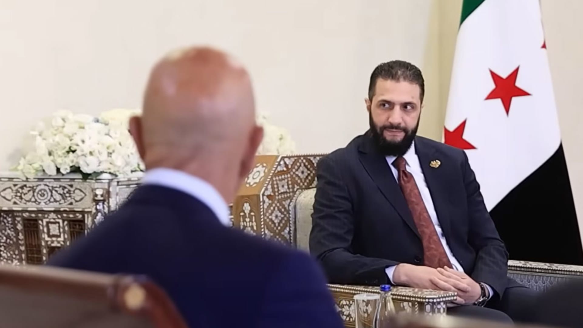 سوريا.. أحمد الشرع يثير تفاعلا بتوجيه المبعوث الأمريكي أين يجلس في قصر الشعب