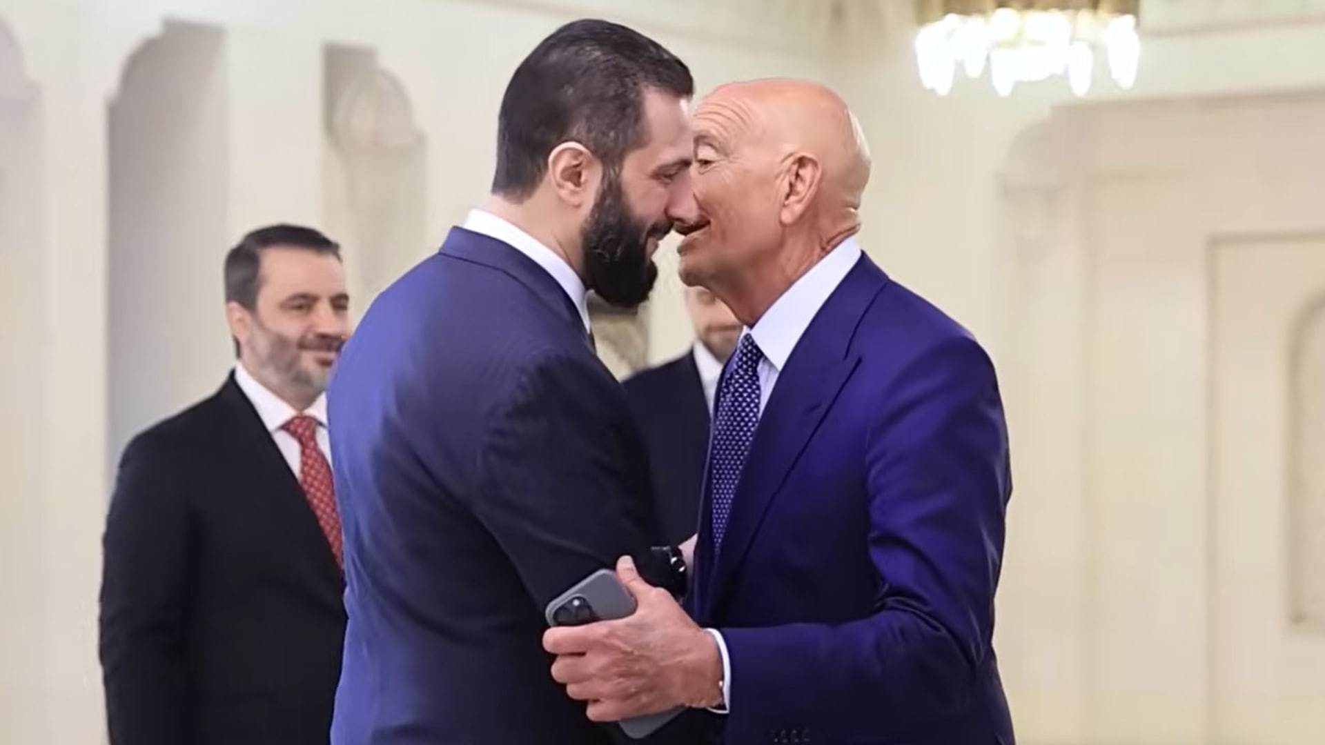 سوريا.. فيديو العناق وأسلوب استقبال أحمد الشرع للمبعوث الأمريكي يثير تفاعلا