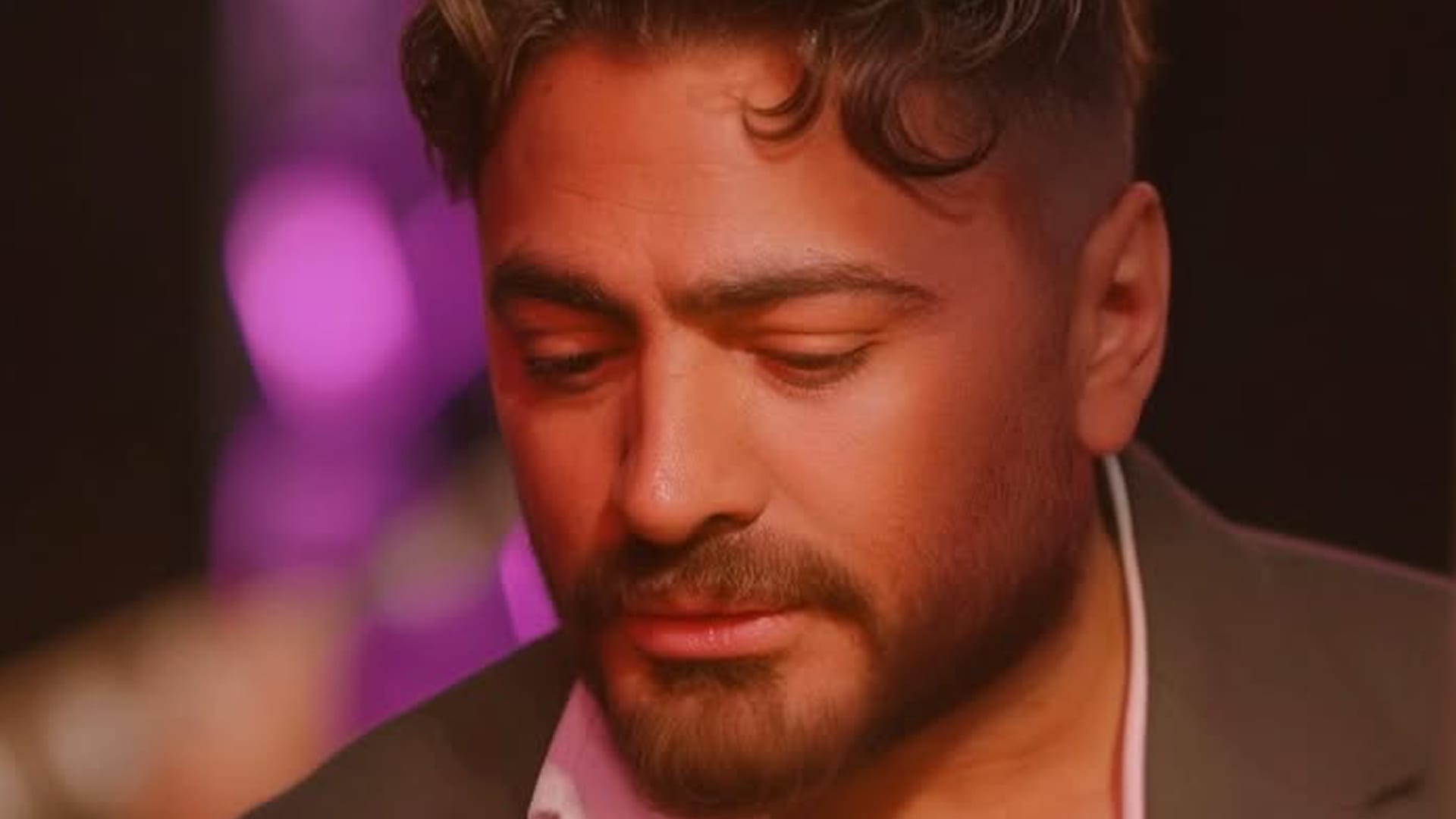 تامر حسني يؤجل إطلاق ألبومه الجديد بسبب "مشكلة الإنترنت" في مصر