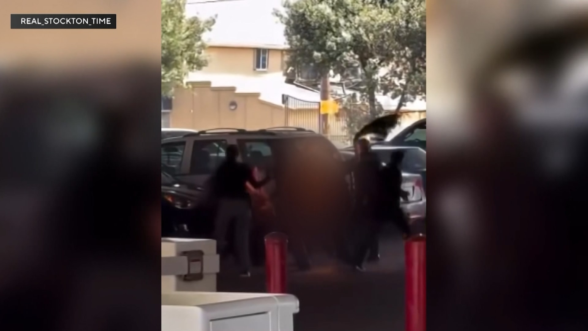 رجل يُشعل النار بضابط شرطة في كاليفورنيا أمام زملائه.. شاهد رد فعلهم