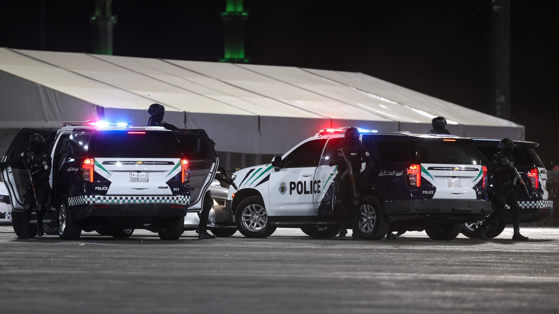 السعودية: فيديو القبض على 3 أشخاص سرقوا مركبة في وضع الشتغيل وتفكيك أجزاء منها