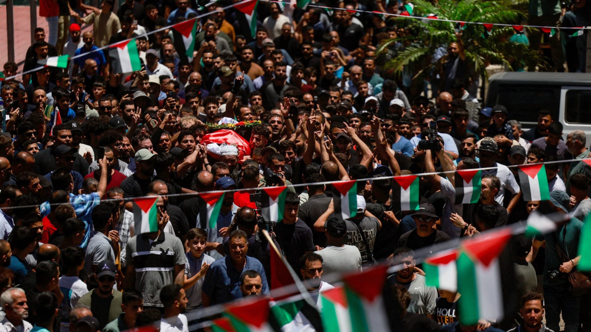 مقتل أمريكي على يد مستوطنين بالضفة الغربية.. ومجموعة تطارد فريق CNN أثناء نقل ما حدث