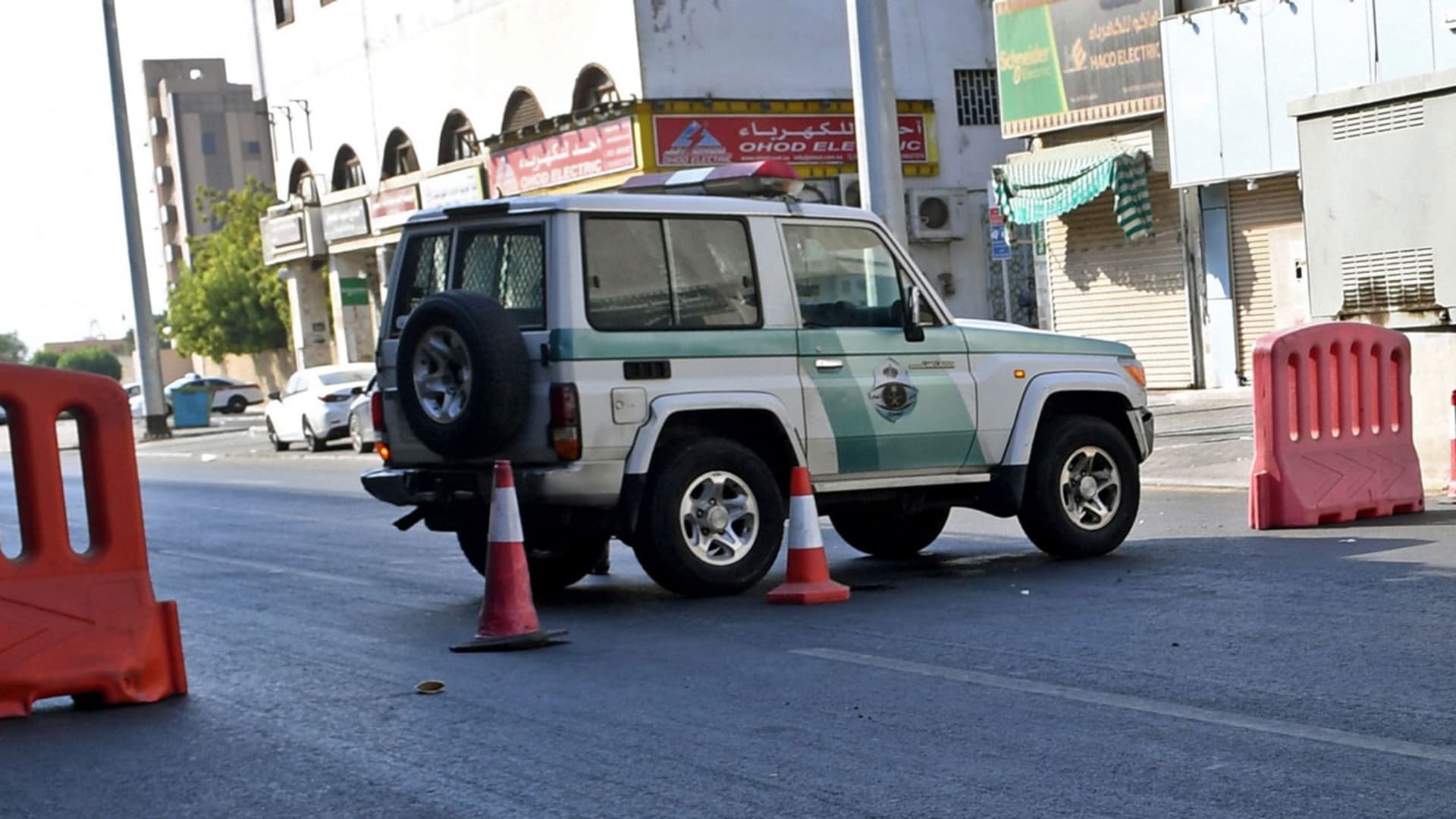في شقة بالسعودية.. ضبط 7 نساء و5 رجال لـ"ممارسة الدعارة" والأمن يكشف تفاصيل