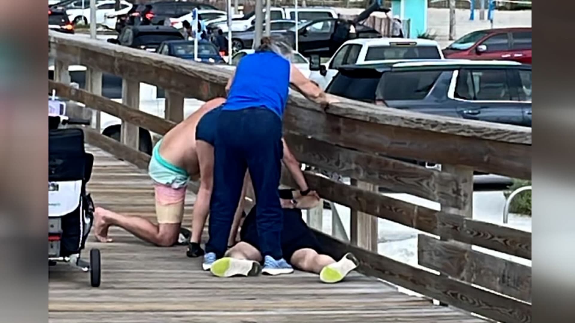 صاعقة تضرب عائلة وتسقطها أرضًا في حادث مرعب.. إليكم ما حدث