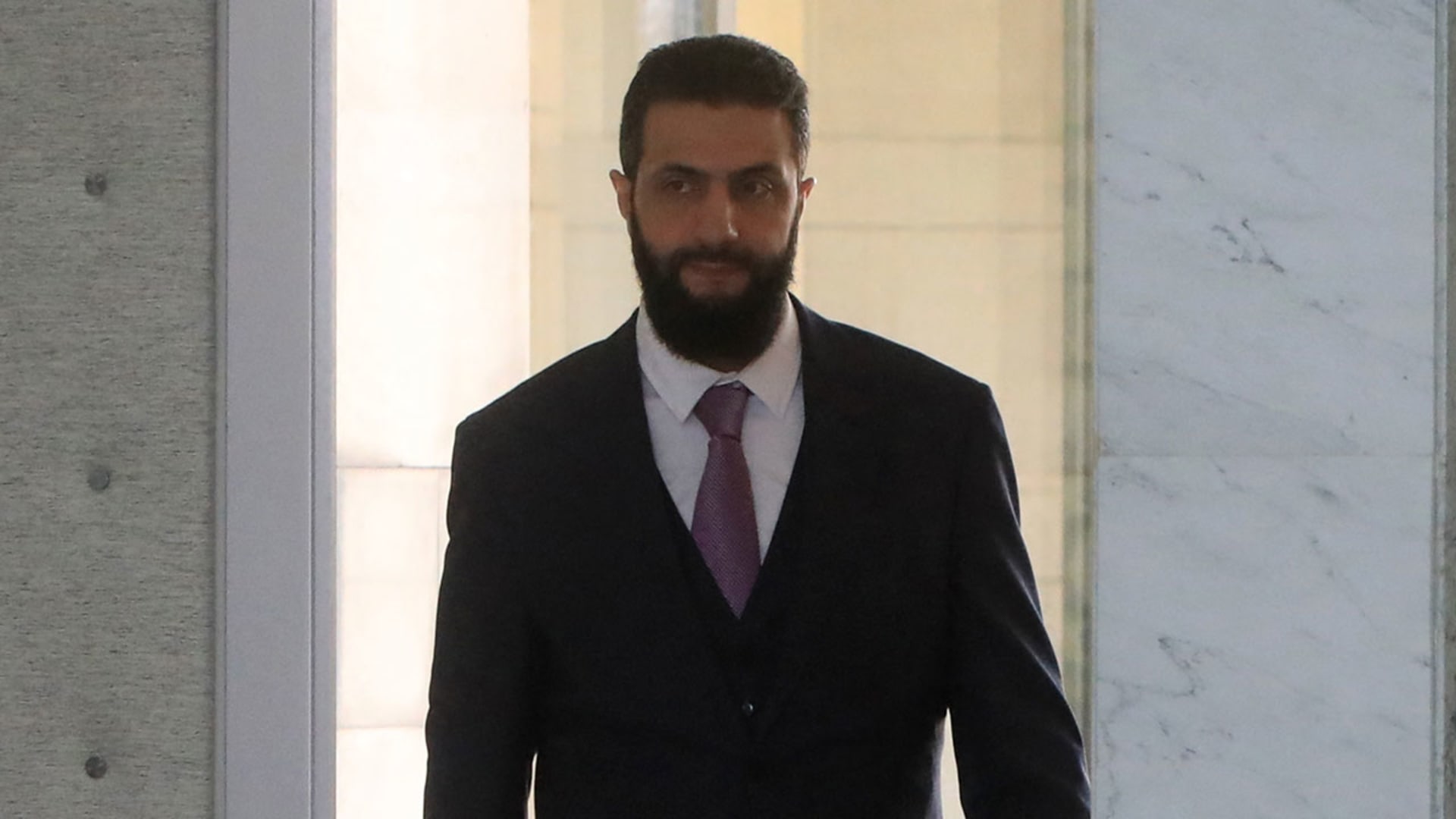 سوريا.. رد رئاسي بعد مشاهد صادمة في السويداء ومناشدة حكمت الهجري وسط تفاعل