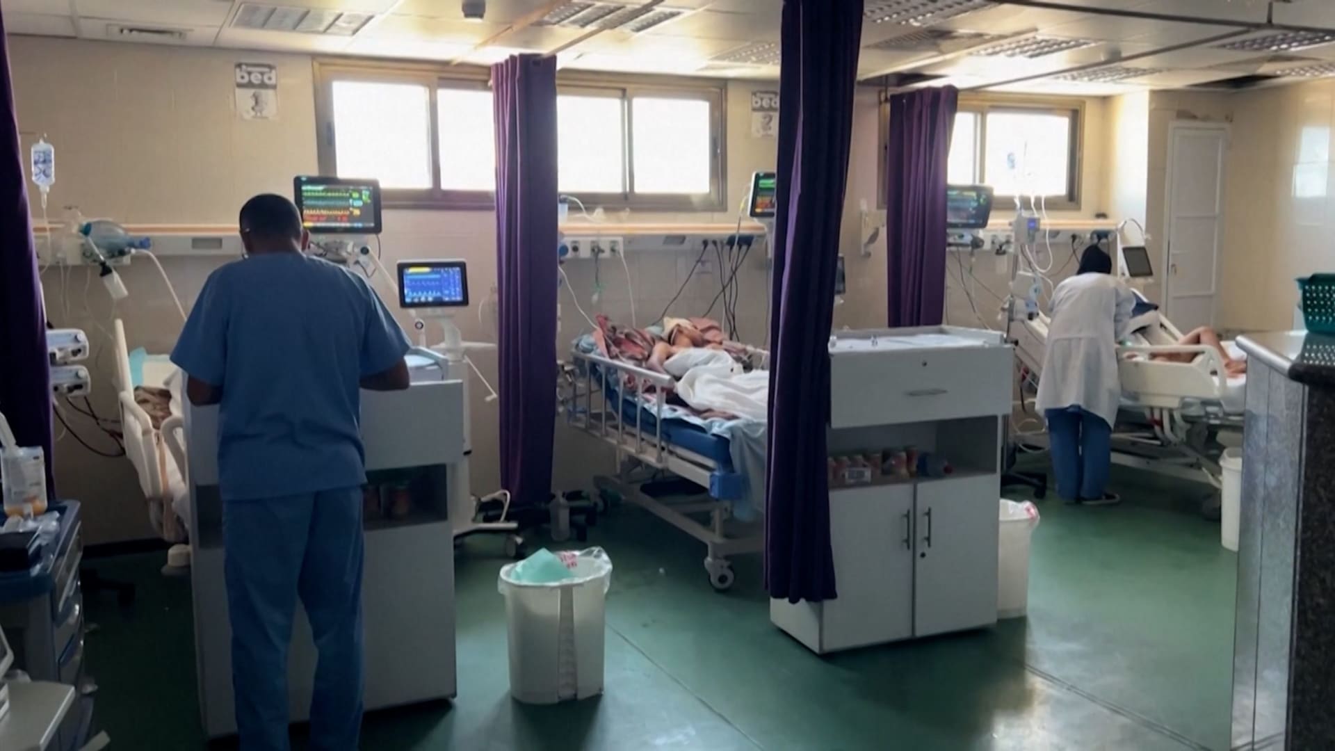 بمذكرات مصورة من داخل غزة.. جراح يكشف لـCNN حصريًا تفاصيل الأزمة الإنسانية بالمستشفيات