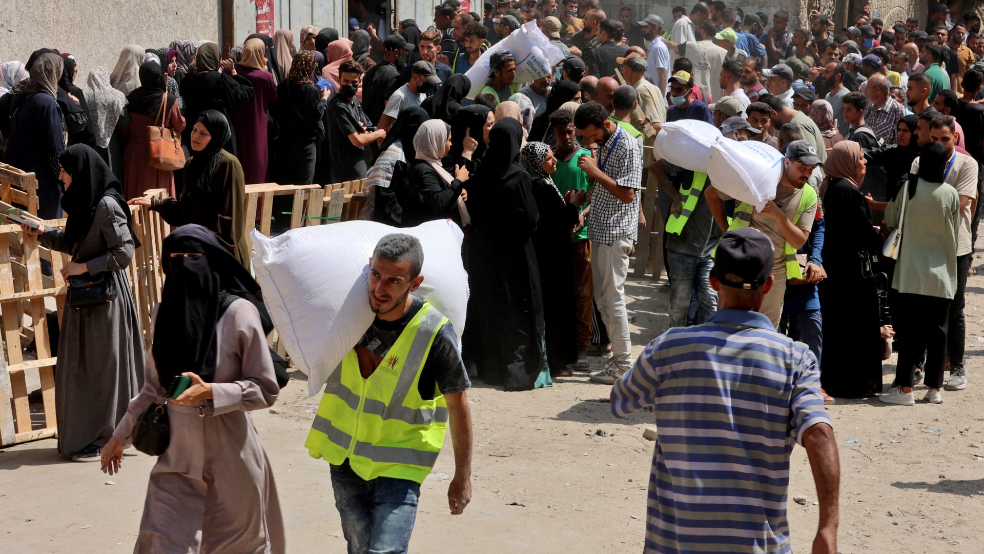 مقاطع لإطلاق نار من رشاشات قرب موقع للمساعدات بغزة.. والأمم المتحدة عن عمليات التوزيع: "فخ مميت"