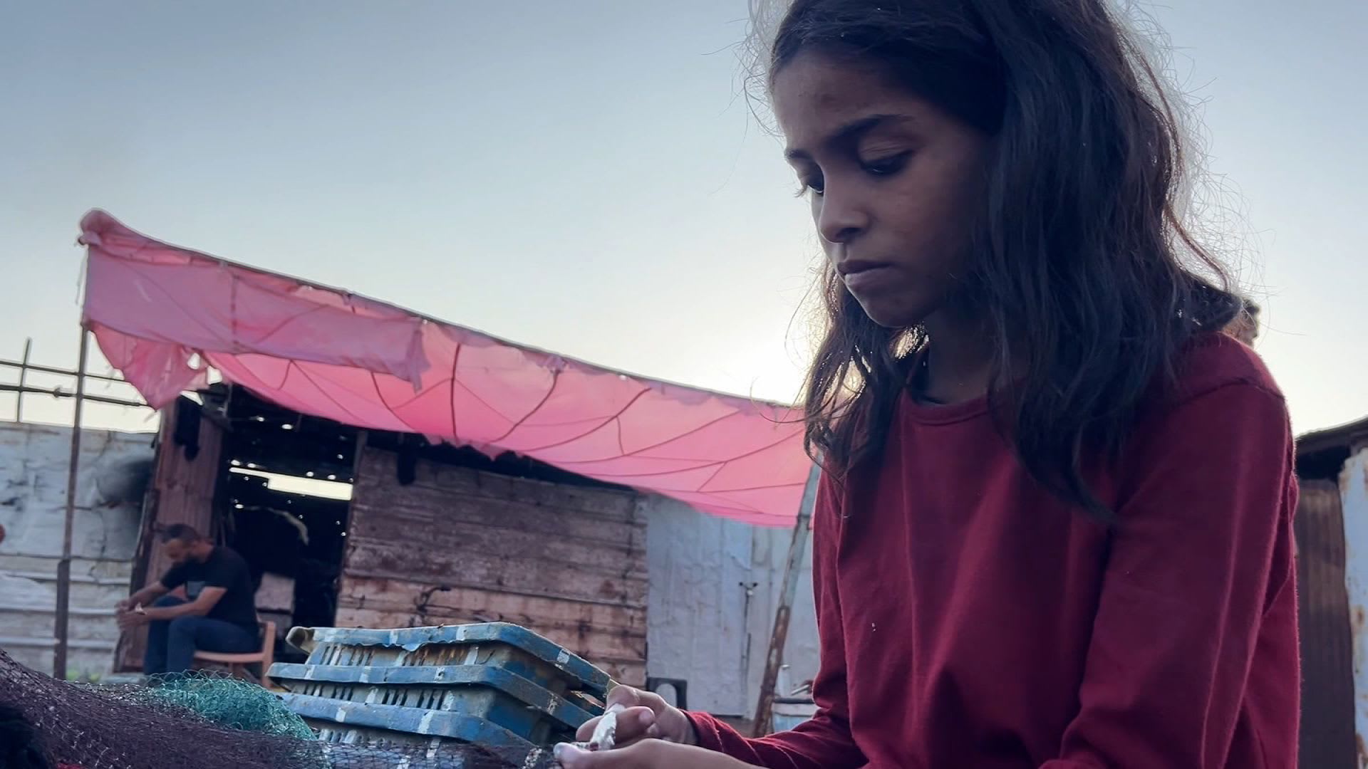 شاهد كيف يخاطر الفلسطينيون بحياتهم في بحر غزة لإطعام عائلاتهم