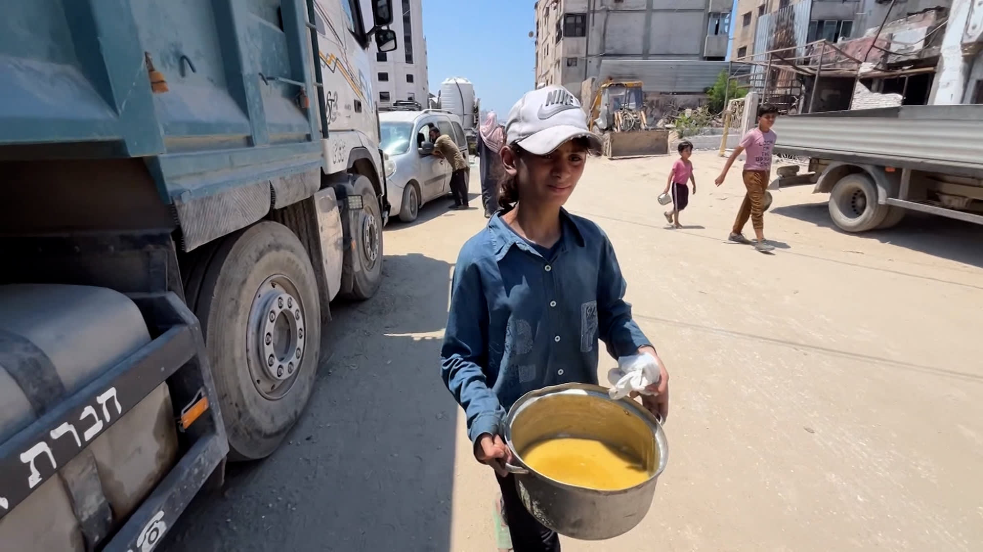 تخرج يوميًا للبحث عن طعام لوالديها المريضين وإخوتها وسط الجوع بغزة.. إليك قصة الطفلة جنى