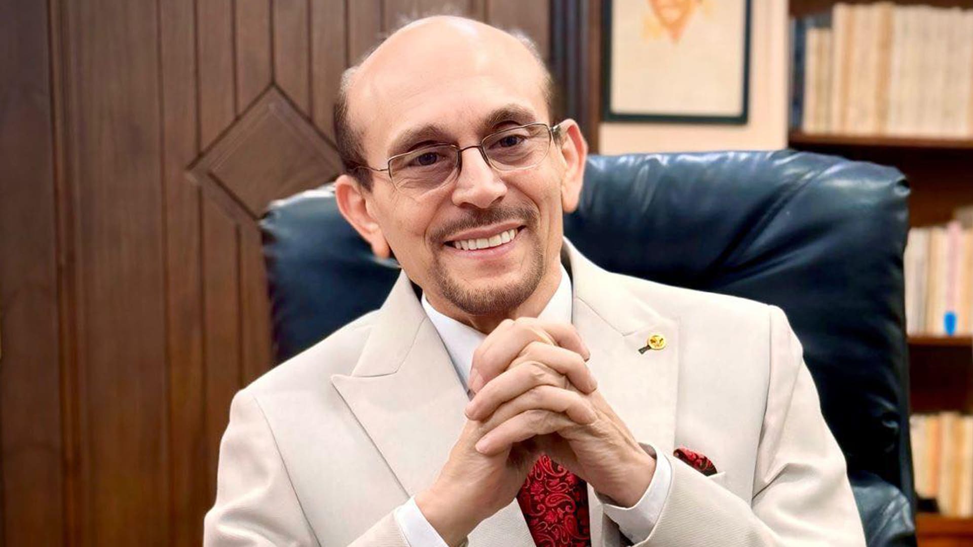 نقل محمد صبحي للمستشفى وأشرف زكي يوضح حالته الصحية