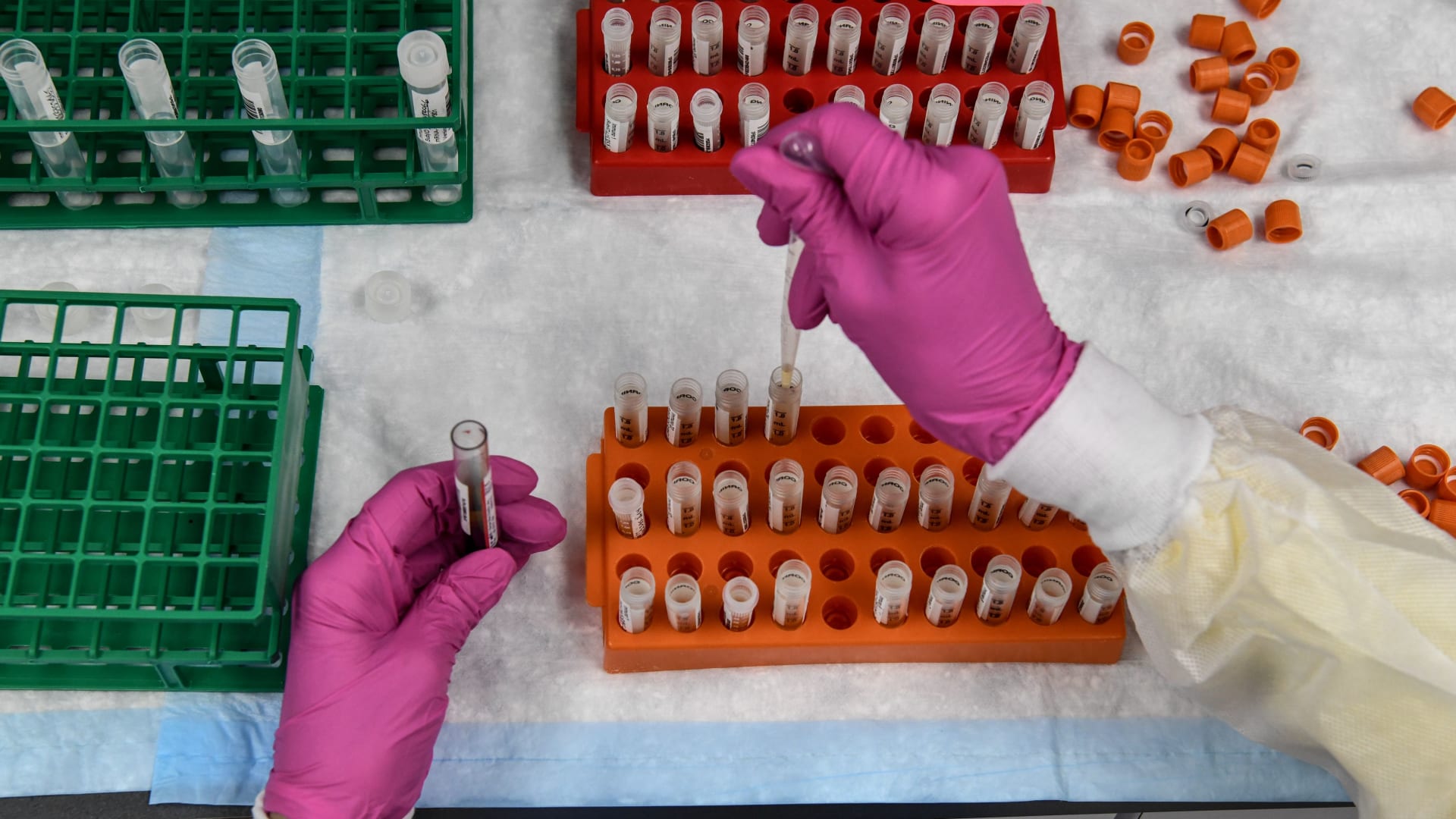 أمر "محزن للغاية".. هيئة صحية بأمريكا توقف تمويل لقاحات mRNA