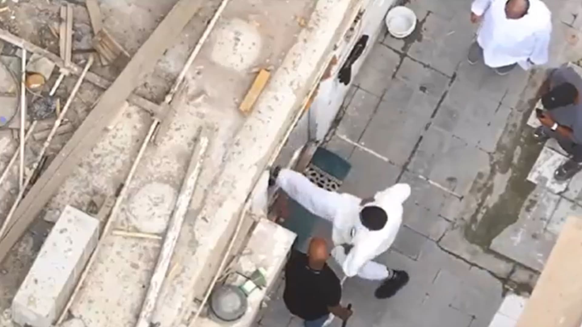 الكويت.. فيديو مداهمة أمنية بعد حالات التسمم الكحولي وما عثر عليه يثير تفاعلا