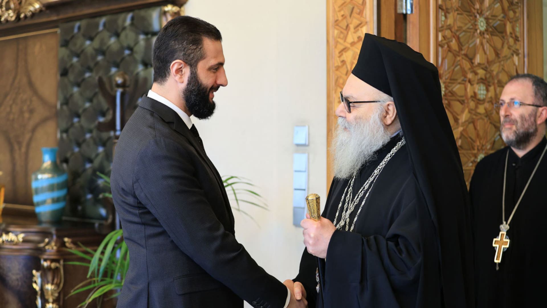 سوريا.. تساؤلات وتكهنات بعد لقاء أحمد الشرع والبطريرك يوحنا العاشر وسط تفاعل