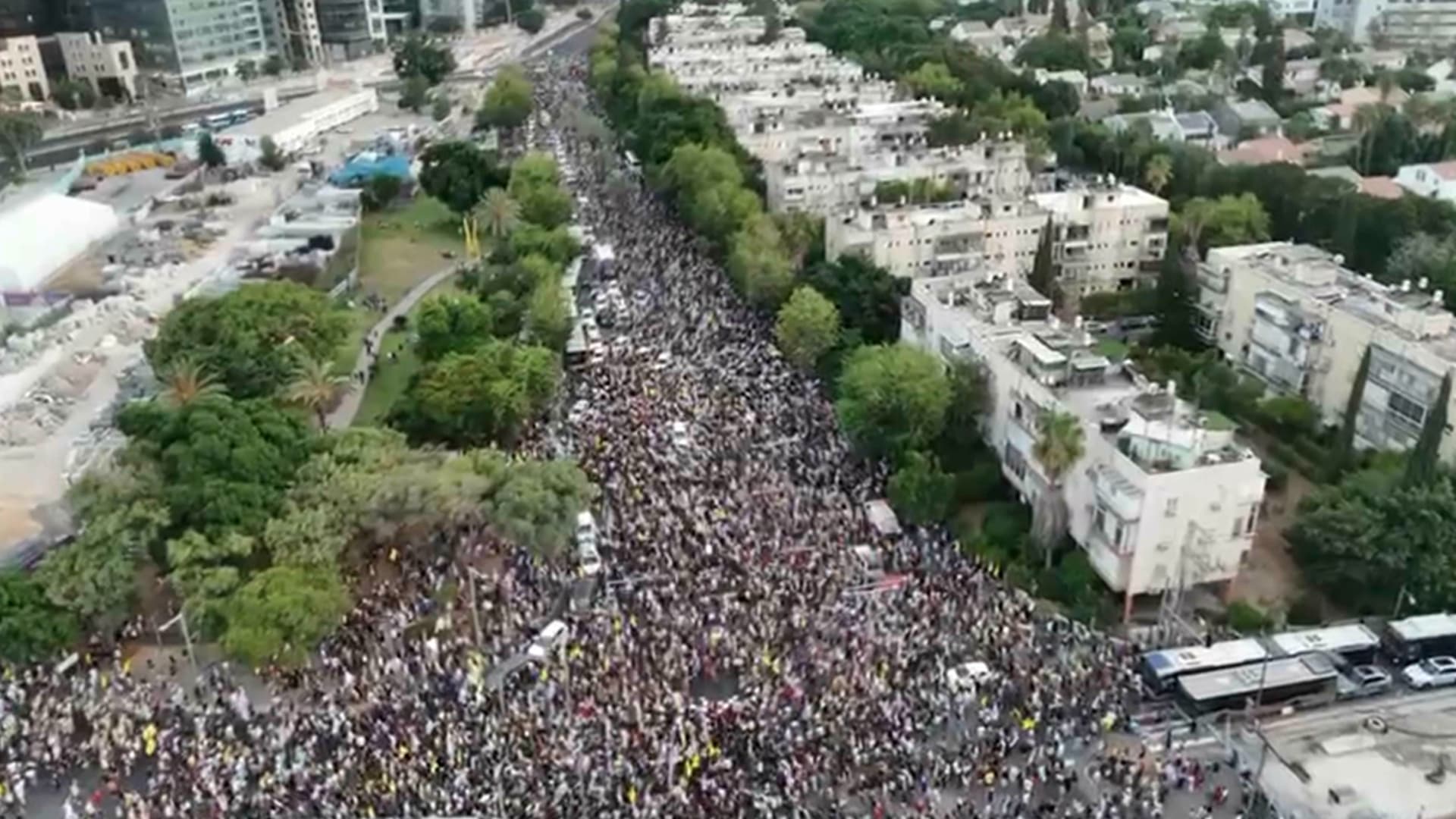 واحدة من أكبر المظاهرات "المناهضة للحرب" منذ بدء صراع غزة تطالب إسرائيل بصفقة الرهائن