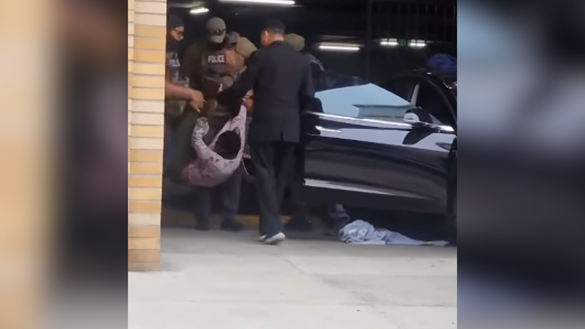 احتجزوها خلال تصوير.. شاهد ما فعله ضباط الهجرة بأمريكا بمؤثرة كولومبية كان تبث من سيارتها