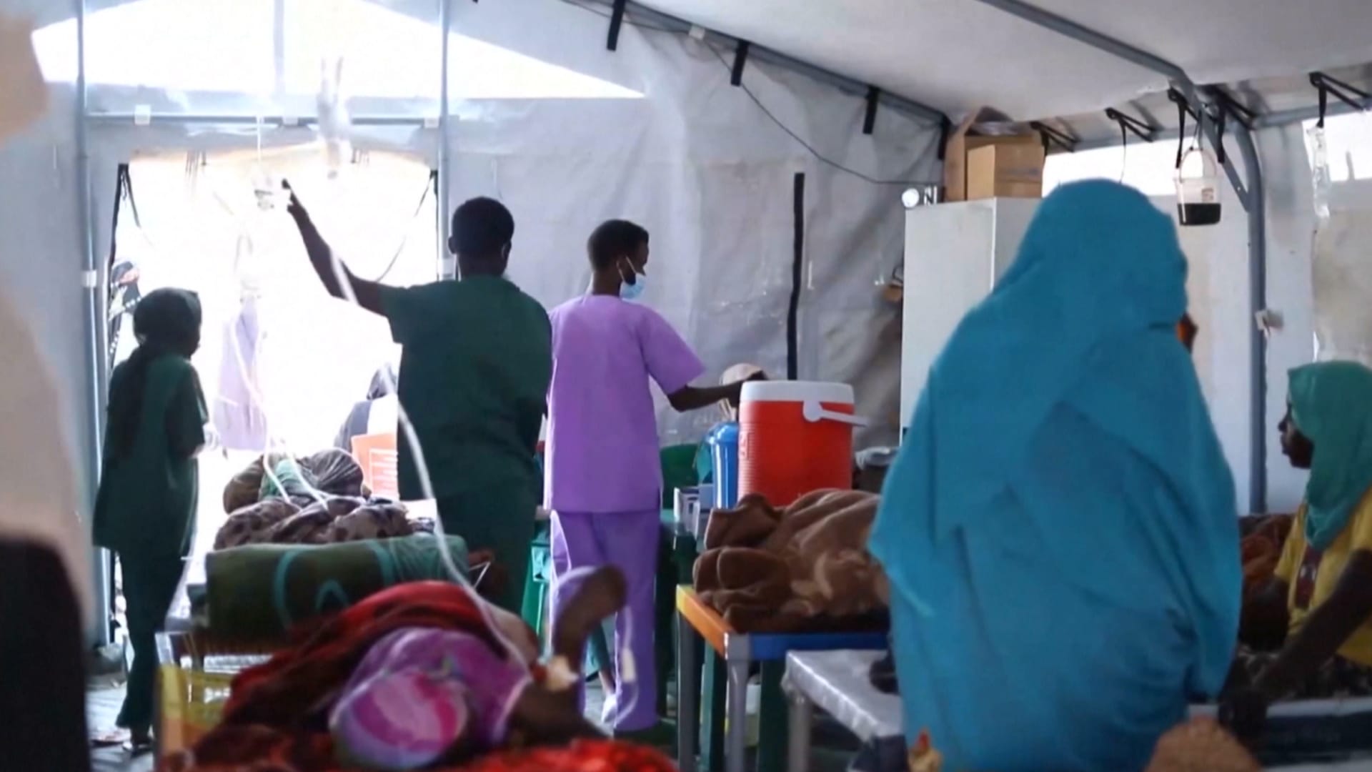 "القتال ليس التهديد الأكثر إلحاحًا".. صفوف من المرضى على أسرّة في السودان