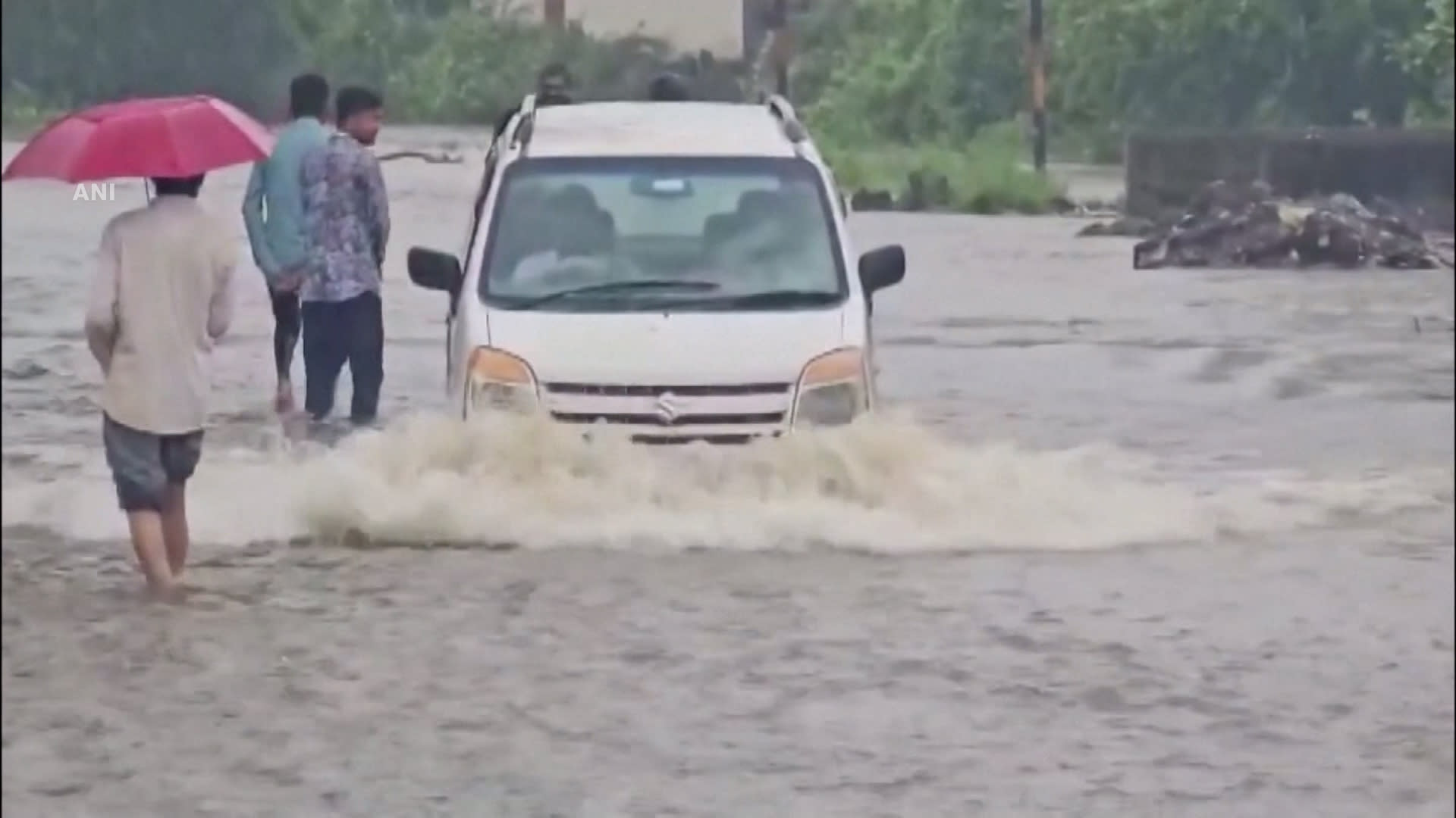 أمطار موسمية غزيرة تغرق الهند وباكستان وتتسبب بفيضانات جارفة شاهد ما حدث