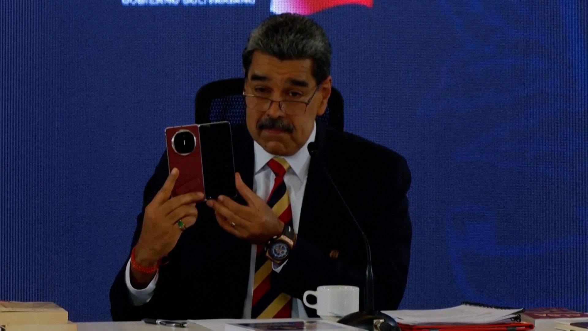 وصفه بـ"الأفضل في العالم".. رئيس فنزويلا يستعرض هاتف هواوي أهداه إياه نظيره الصيني