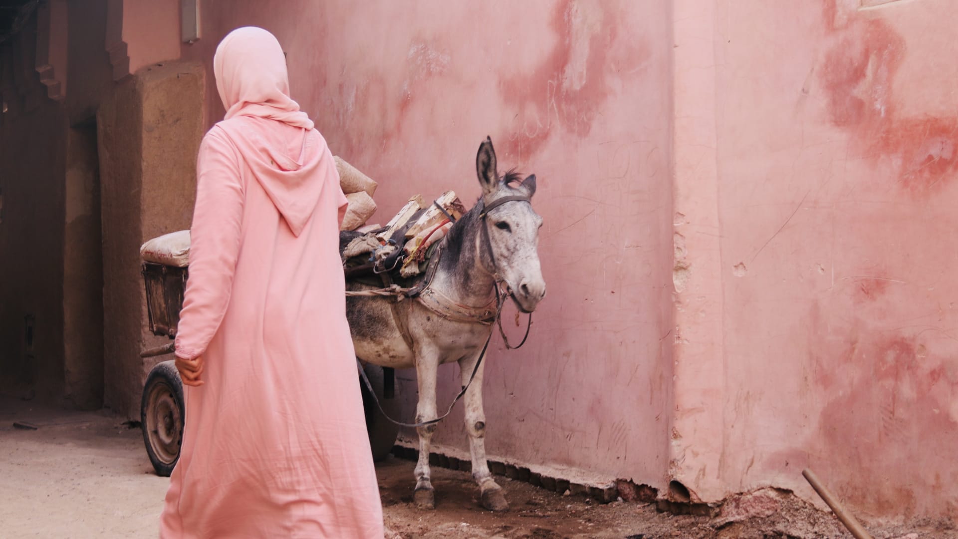 "على راسي".. مصورة توثق كيف تتجسّد الثقافات عبر ما يُوضع على رأس أفرادها