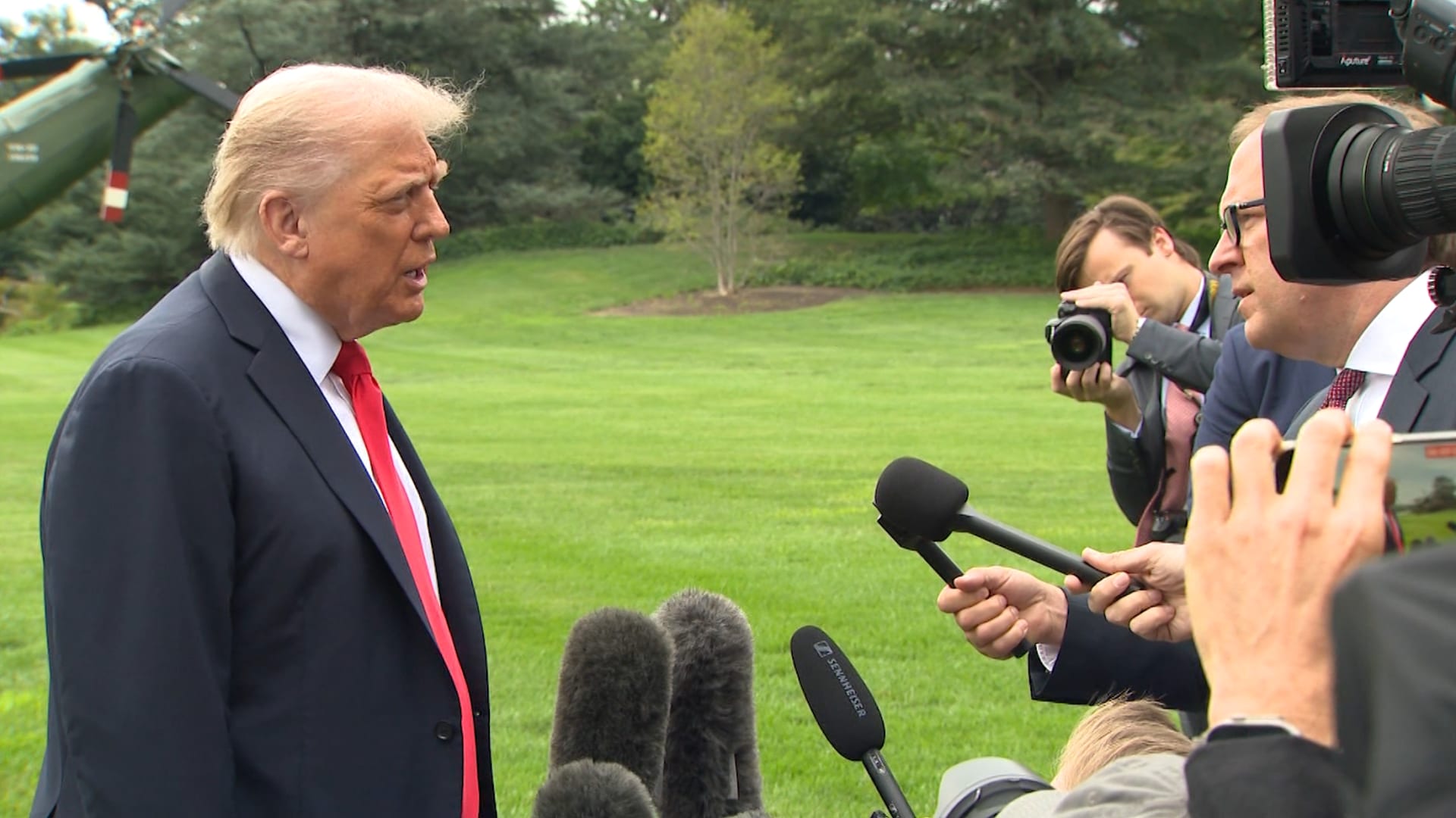 ترامب ينفجر في وجه صحفي بسبب سؤاله عن حرية التعبير شاهد ما حدث