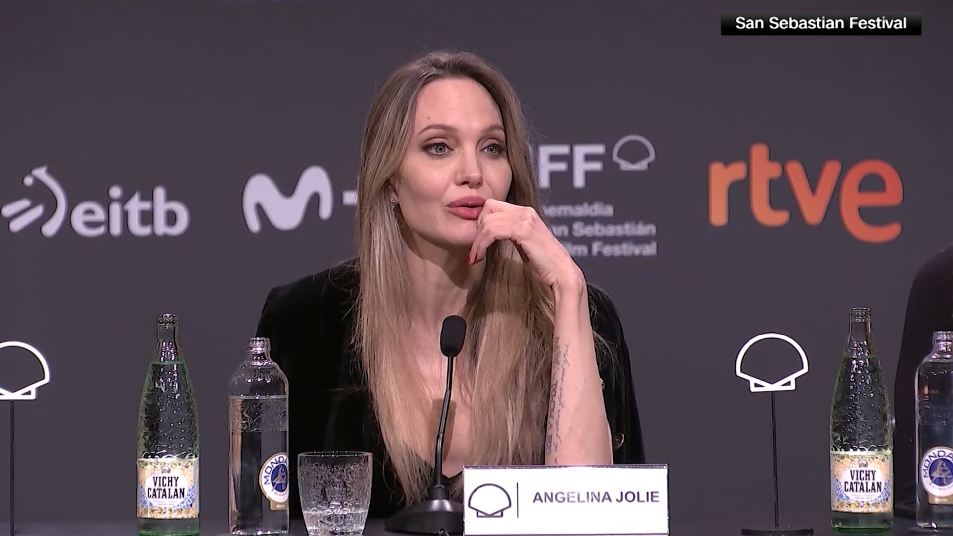 "أحبها لكنني لا أتعرف عليها حاليا".. شاهد ما قالته أنجلينا جولي عن أمريكا أمام الصحفيين